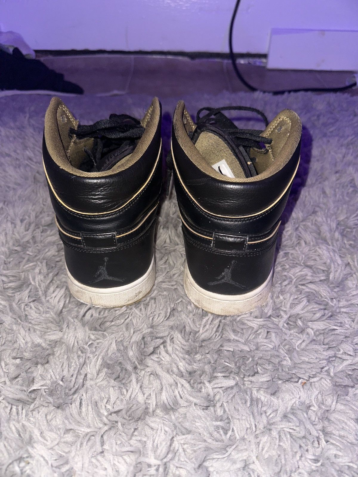Nike Jordan 1 Retro Mid Black Metallic Gold Size US 11 / EU 44 - 4 Thumbnail