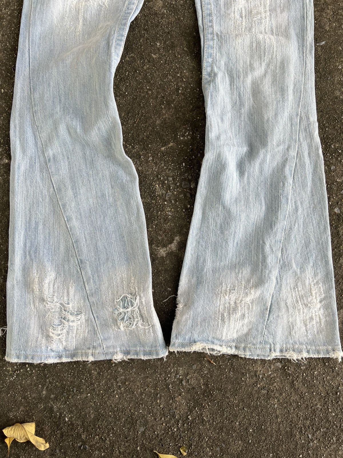 True Religion Thrashed Vintage TRUE RELIGION Flared Jeans Distressed Size US 32 / EU 48 - 6 Thumbnail