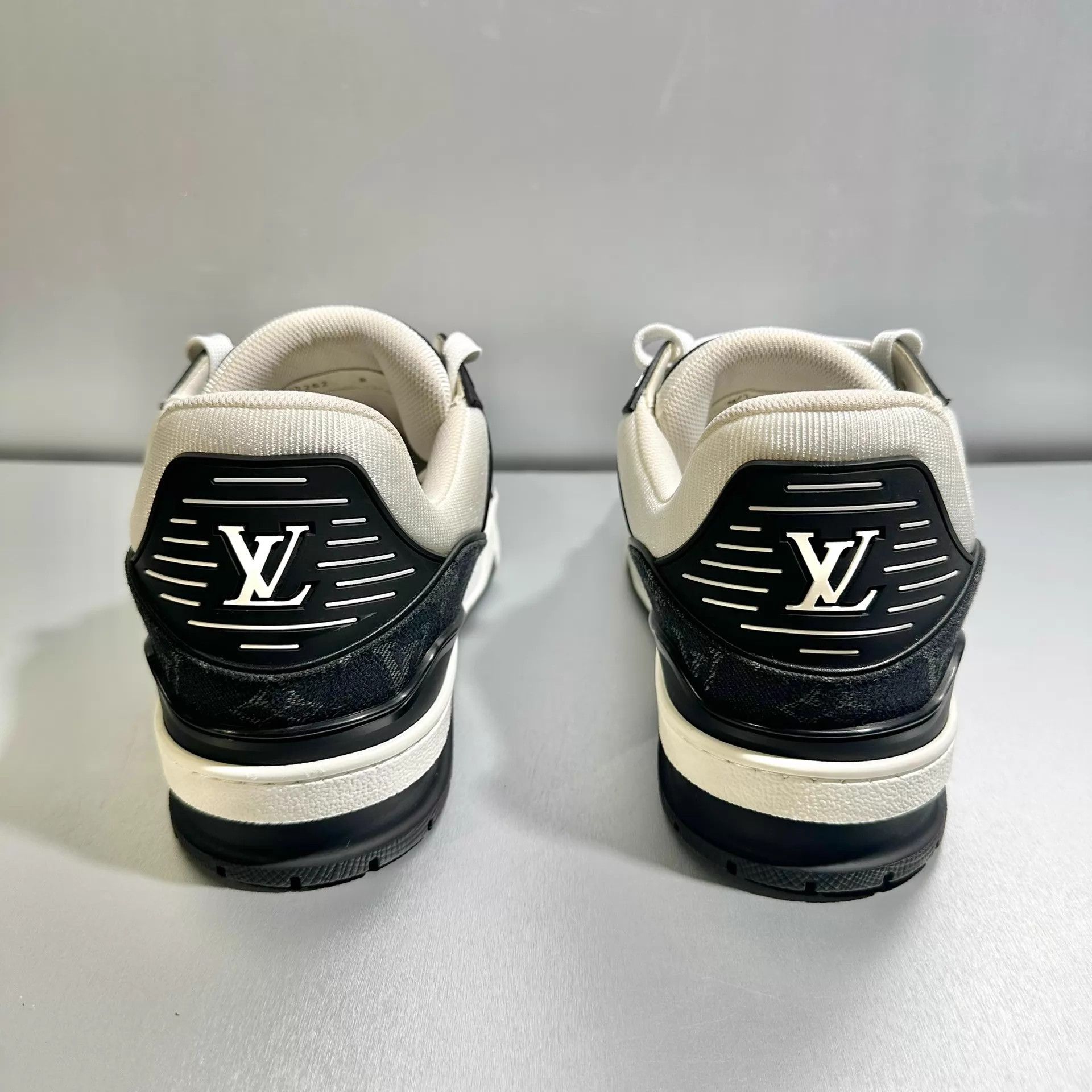 Louis Vuitton Louis Vuitton Trainer B&W Denim 8/42 Worn once Size US 9 / EU 42 - 5 Thumbnail