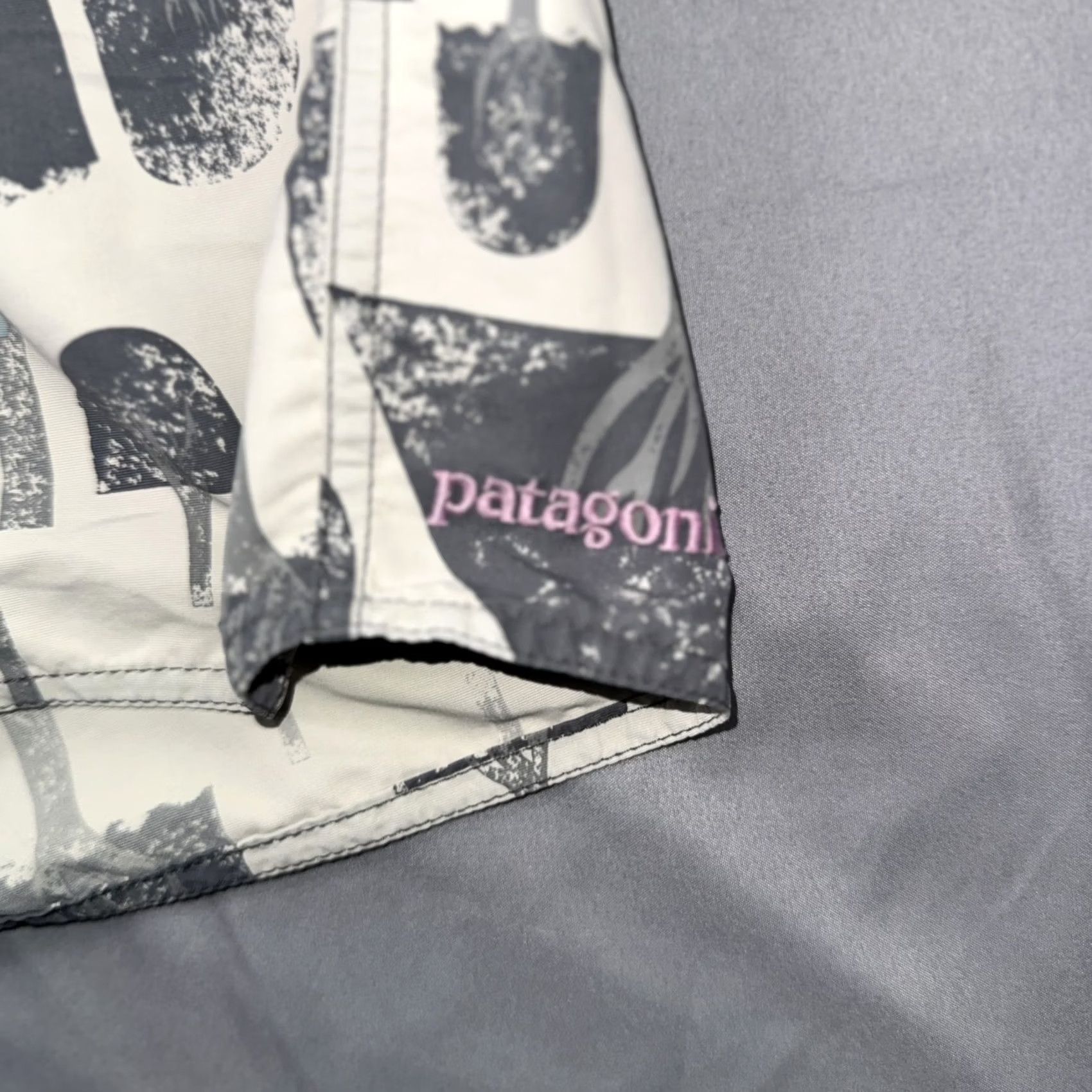 Patagonia Patagonia Board Shorts Mens 38 White Gray Graphic Swim Trunks Pockets Drawstring Size US 38 / EU 54 - 5 Thumbnail