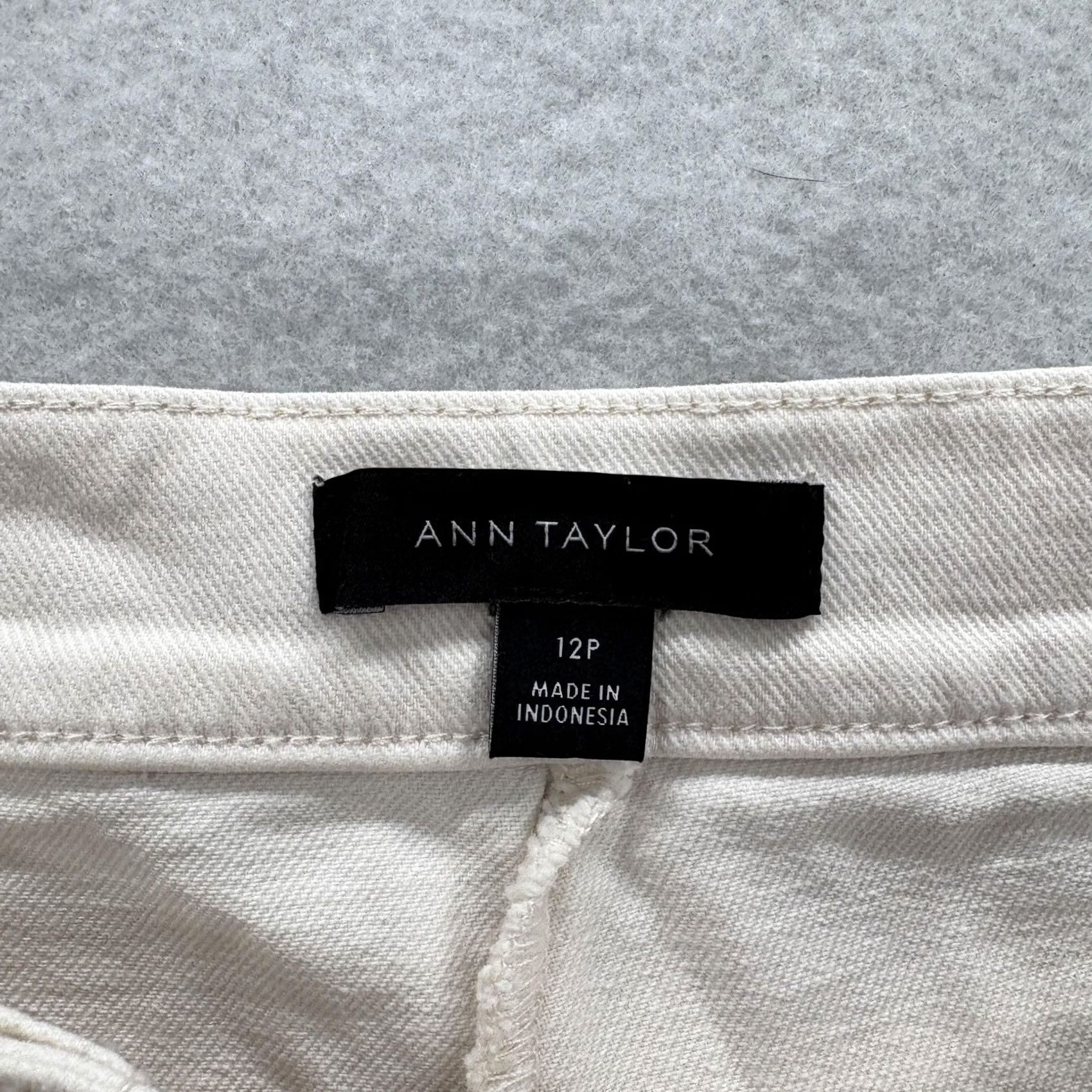 Ann Taylor VINTAGE? No. Ann Taylor White Wide Leg Crop Pants 12P Petite Women White Twill High Rise Sailor Cropped Pants with Pockets Stretch Size 34" / US 12 / IT 48 - 4 Thumbnail