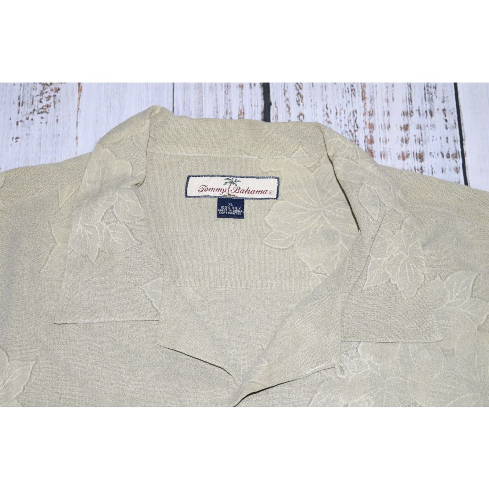 Tommy Bahama VINTAGE Tommy Bahama Shirt Mens XL Neutral Embossed Hibiscus Silk Short Sleeve Hawaiian Size US XL / EU 56 / 4 - 3 Thumbnail