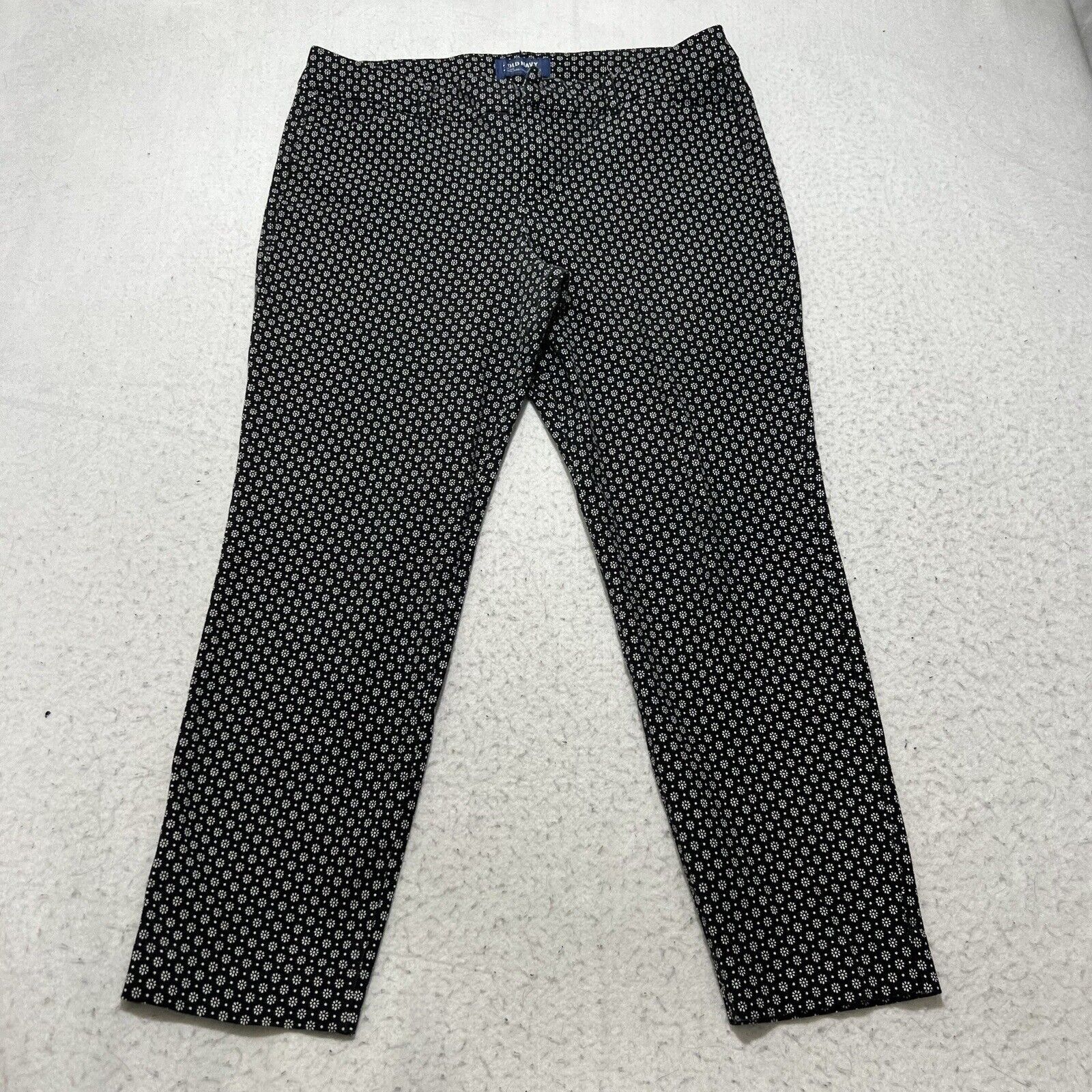 Old Navy Old Navy Pixie 12 Straight Leg Capri Black Floral Pants Size 34" / US 12 / IT 48 - 1 Thumbnail