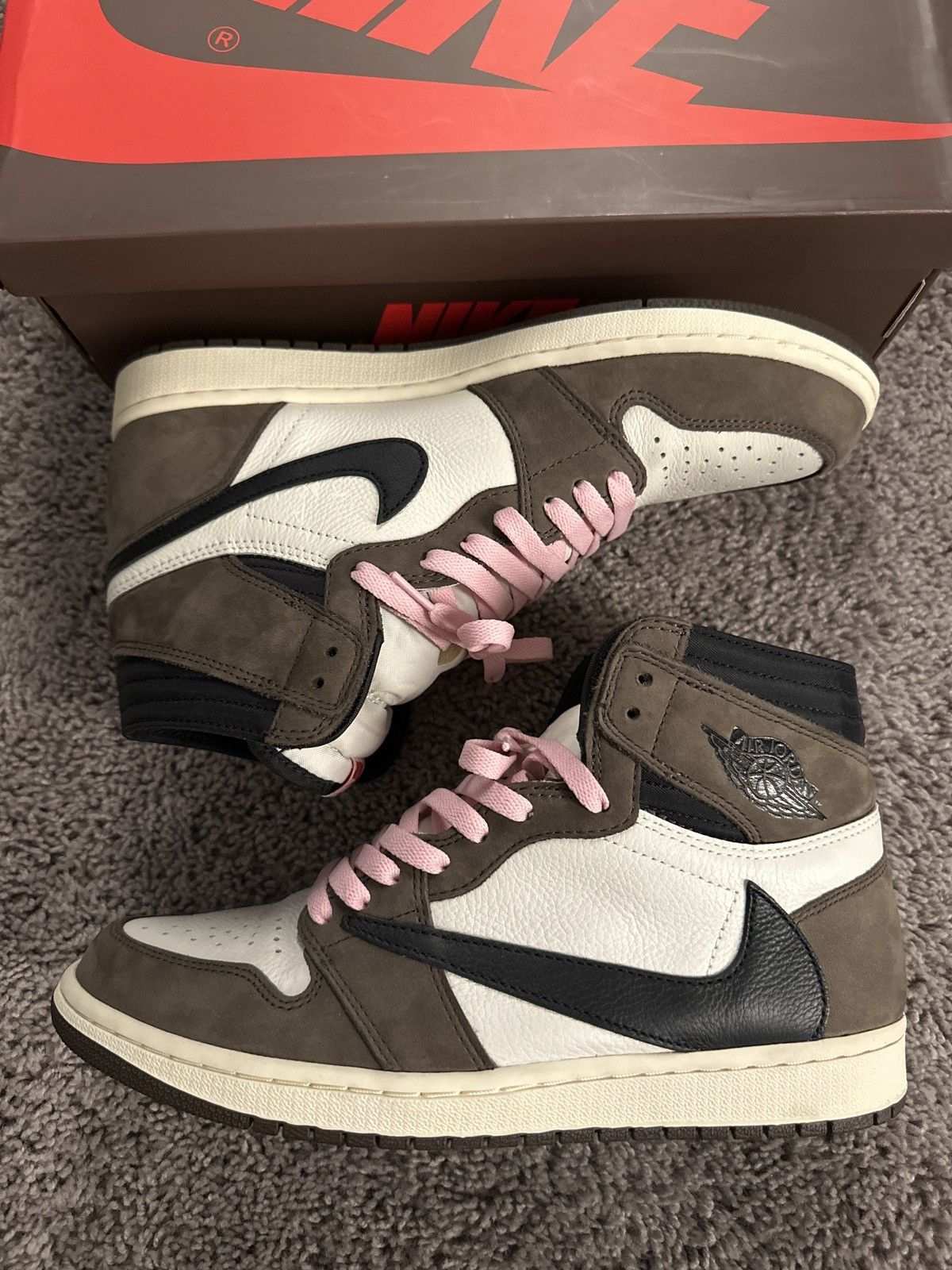 Jordan Brand × Nike × Travis Scott Jordan 1 Travis Scott OG Mocha Size US 10.5 / EU 43-44 - 2 Thumbnail