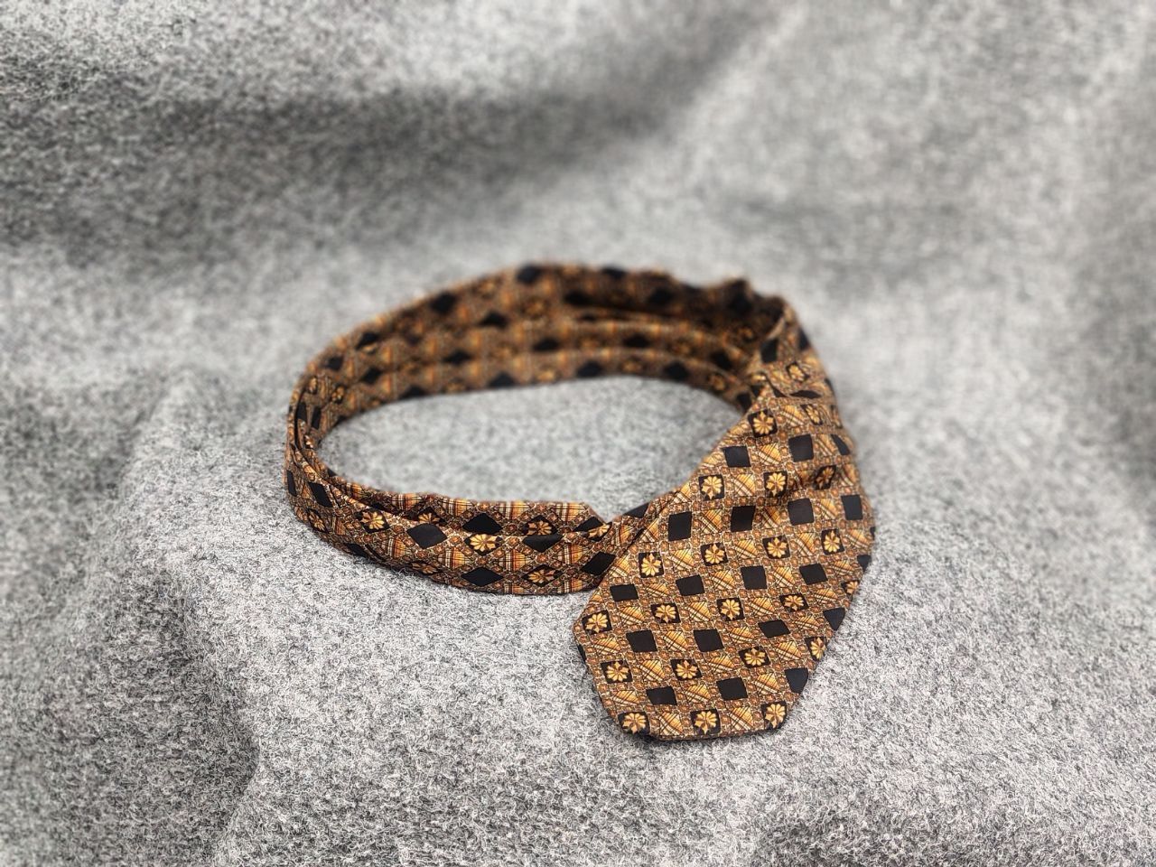 Yves Saint Laurent Yves Saint Laurent Vintage Silk designer tie Gold Pattern Size ONE SIZE - 2 Thumbnail