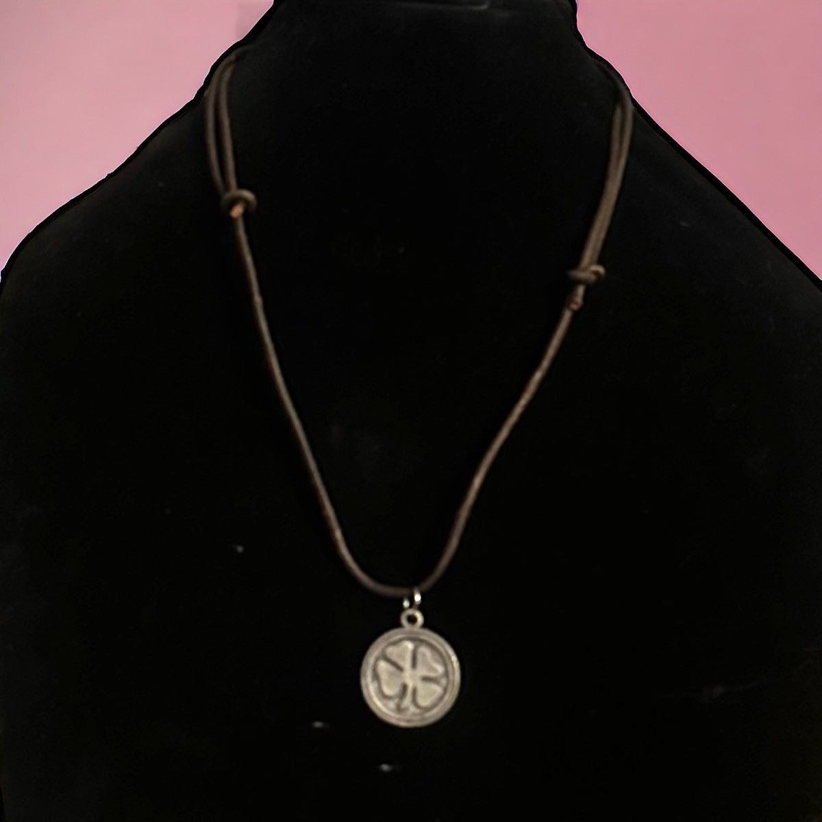 Vintage Vintage 4 leaf clover pendant leather cord necklace Size ONE SIZE - 1 Thumbnail