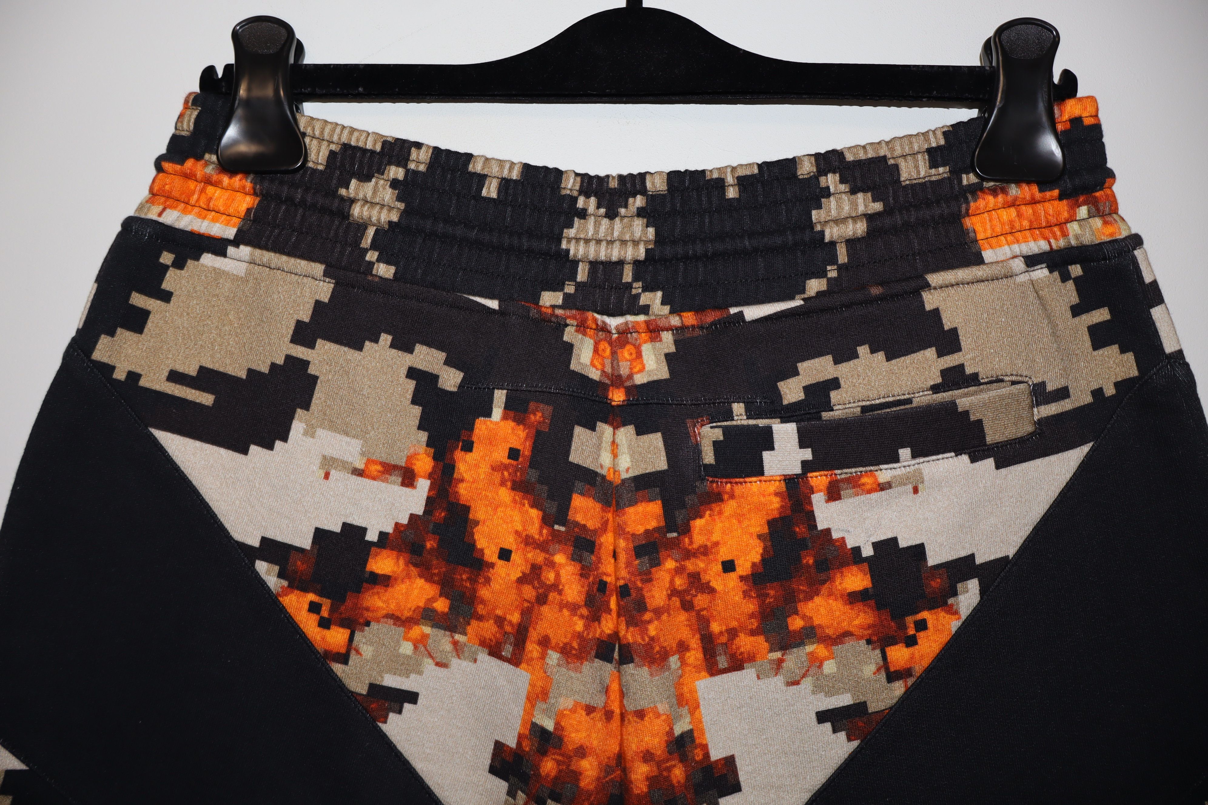 Givenchy Camo fire print shorts Size US 30 / EU 46 - 9 Thumbnail