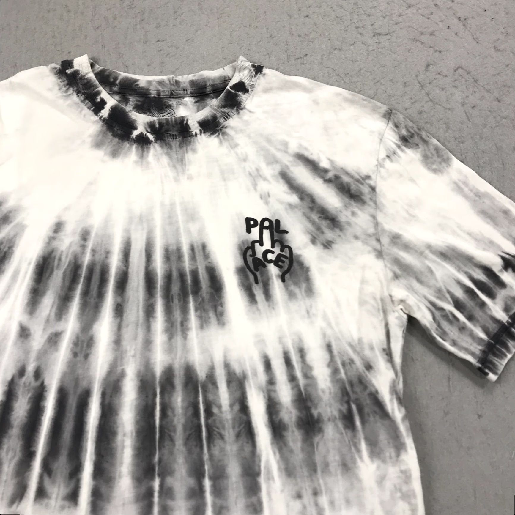 Palace Palace Shirt Mens M White Tie Dye AOP Finger Up Graphic Designer Logo Short Sleeve T-Shirt Size US M / EU 48-50 / 2 - 3 Thumbnail