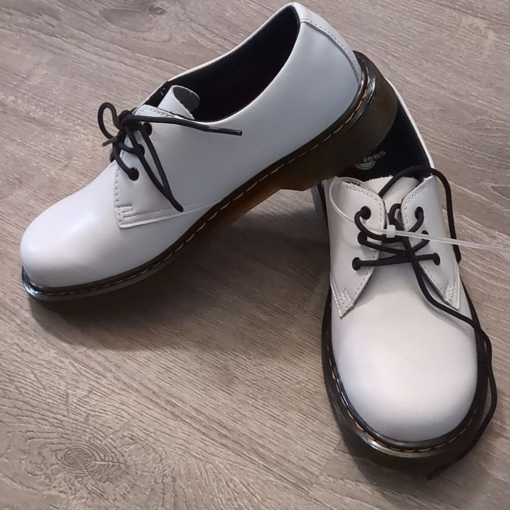 Dr. Martens Dr. Martens 1461 NWOT White Smooth 3 Eyelet Shoe size 7 Size US 7 / IT 37 - 1 Thumbnail