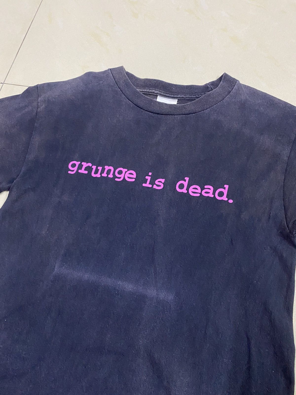 Nirvana Iconic🔥Vintage Y2K Kurt Cobain Grunge Is Dead Faded Tshirt ...