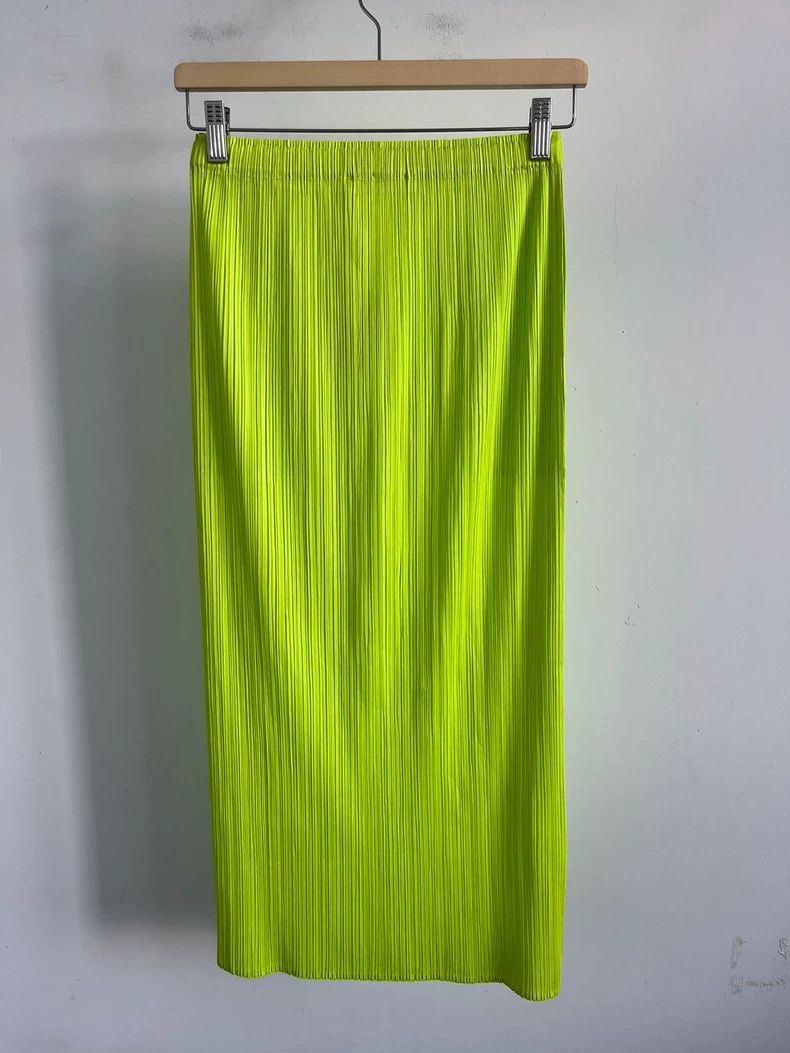 Issey Miyake Issey Miyake size:3 Bright green pleated skirt Size 22" - 2 Thumbnail