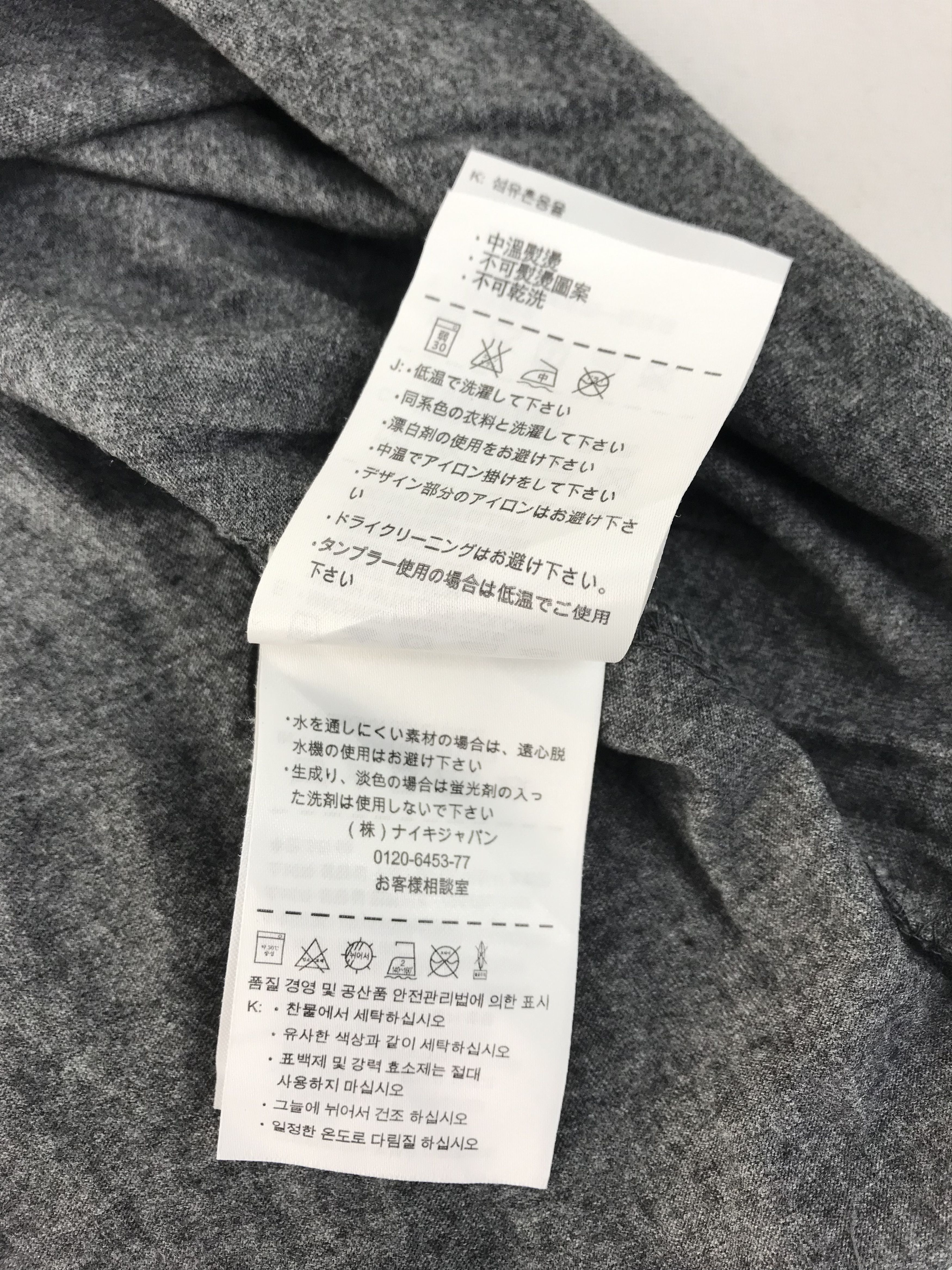 Nike Vintage Style Nike Swoosh Big Logo Printed Grey Tee T-shirt Size US S / EU 44-46 / 1 - 7 Thumbnail
