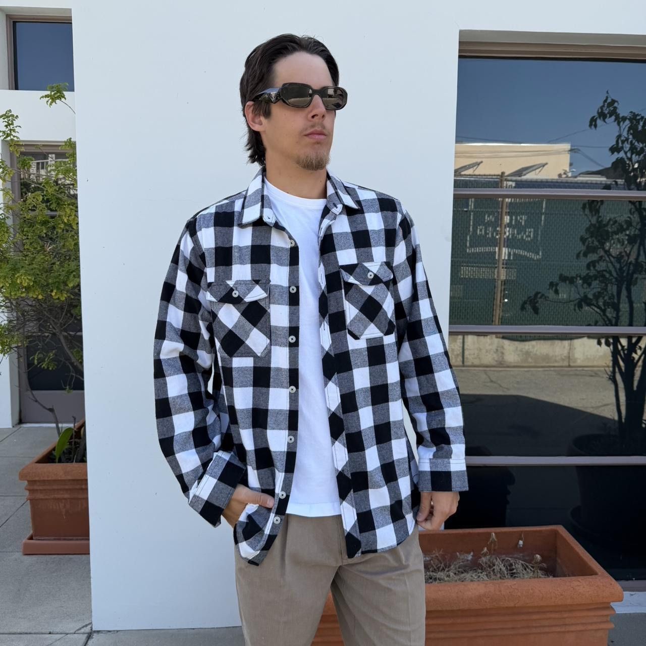 Carhartt Men’s black + white plaid flannel button down shirt sz L Size US L / EU 52-54 / 3 - 1 Thumbnail