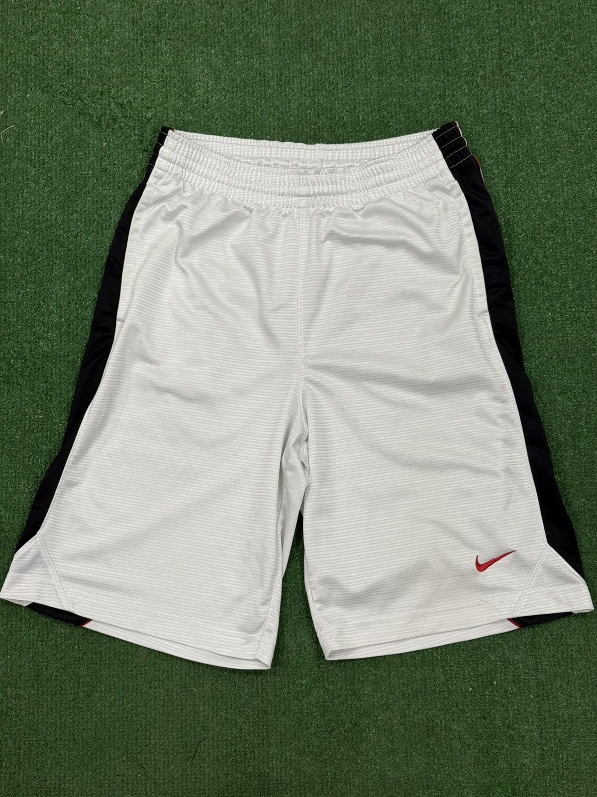 Nike Nike Swoosh Basketball Shorts Size US 30 / EU 46 - 1 Thumbnail