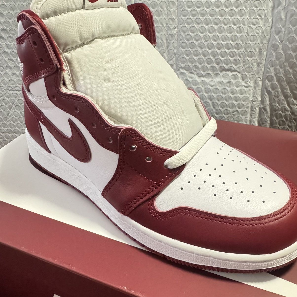 Jordan Brand Nike Air Jordan 1 Retro High OG GS White/Team Red Size 6.5 Y Size US 6.5 / EU 39-40 - 5 Thumbnail