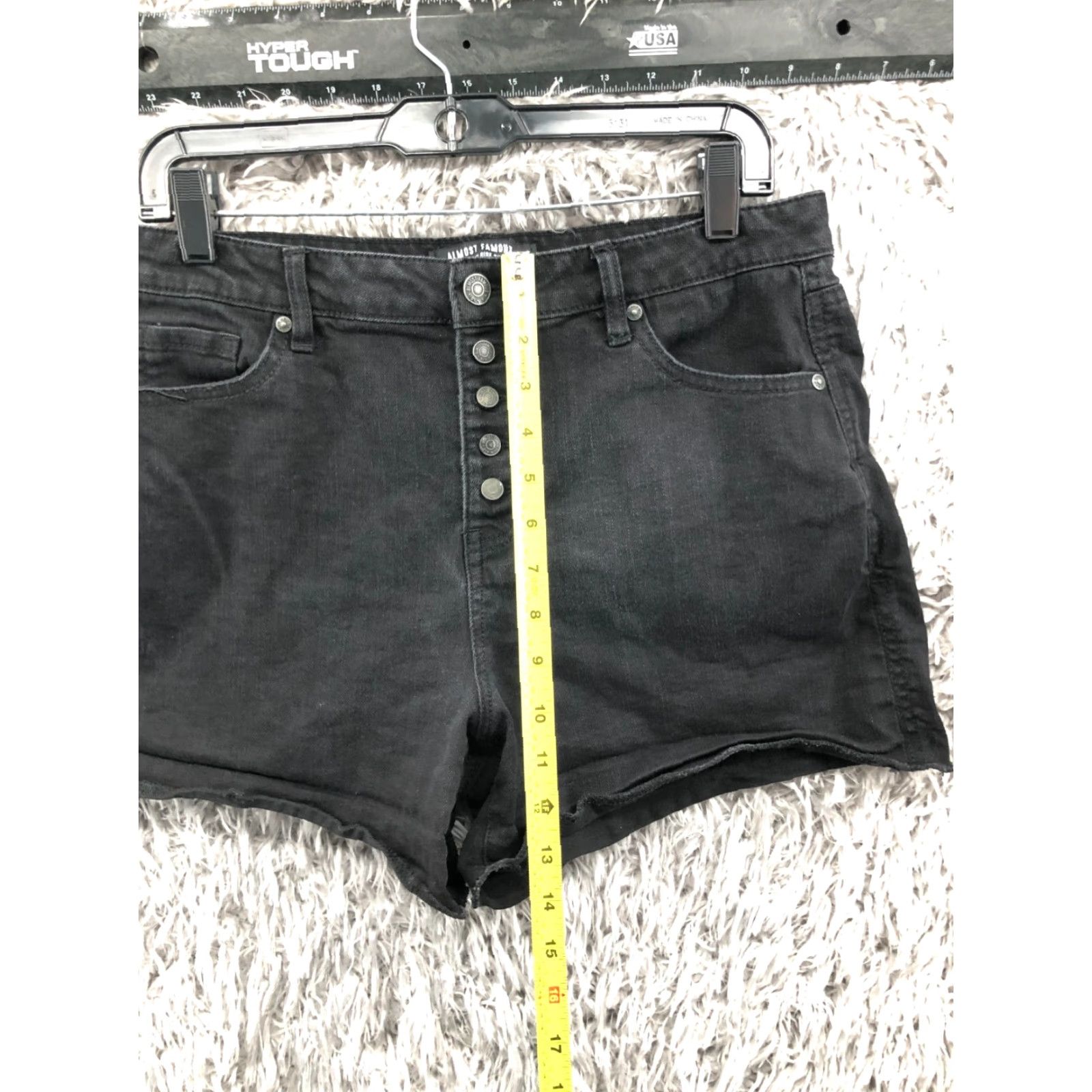 Almost Famous VINTAGE Almost Famous Dark Wash Black 2.0 Inseam 2.0 Denim 30 In Waist Juniors Size 13 Mid Rise Shorts Womens/Teenagers Right? Size 34" / US 12 / IT 48 - 3 Thumbnail