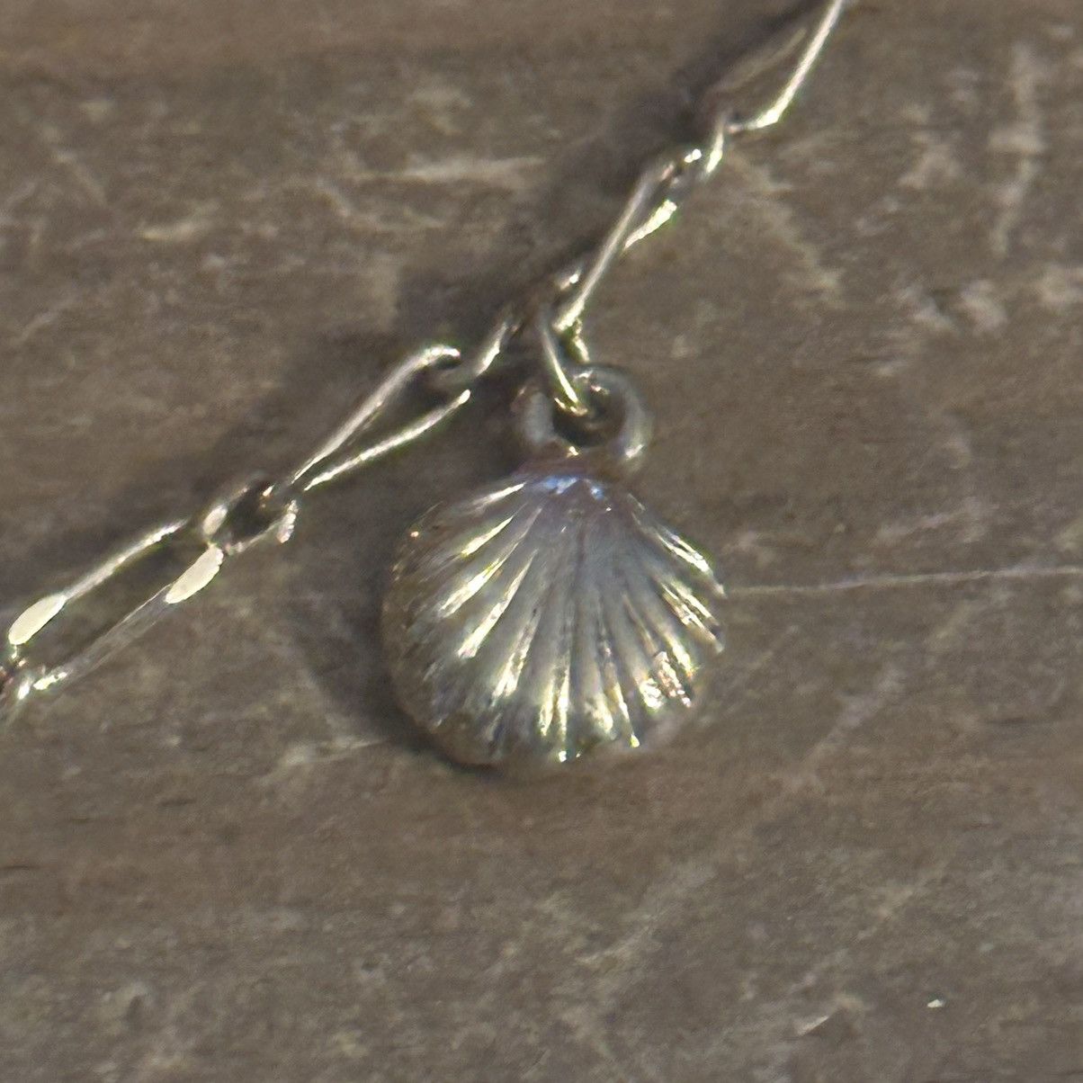 Other Gold tone figaro chain with clamshell dangles necklace Size ONE SIZE - 3 Thumbnail