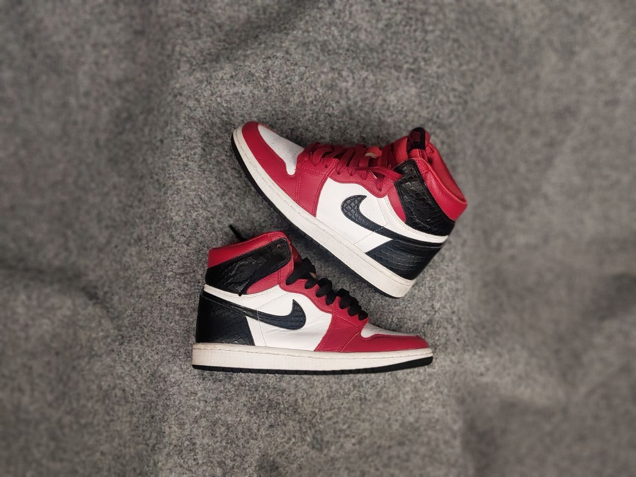 Nike Nike Air Jordan 1 Retro High OG Satin Red Leather sneaker Size US 6 / IT 36 - 22 Thumbnail