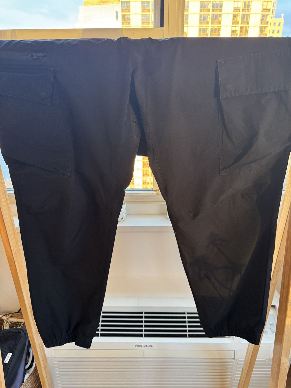 Carhartt Wip Carhart Wip black cargo pants Size US 36 / EU 52 - 1 Thumbnail