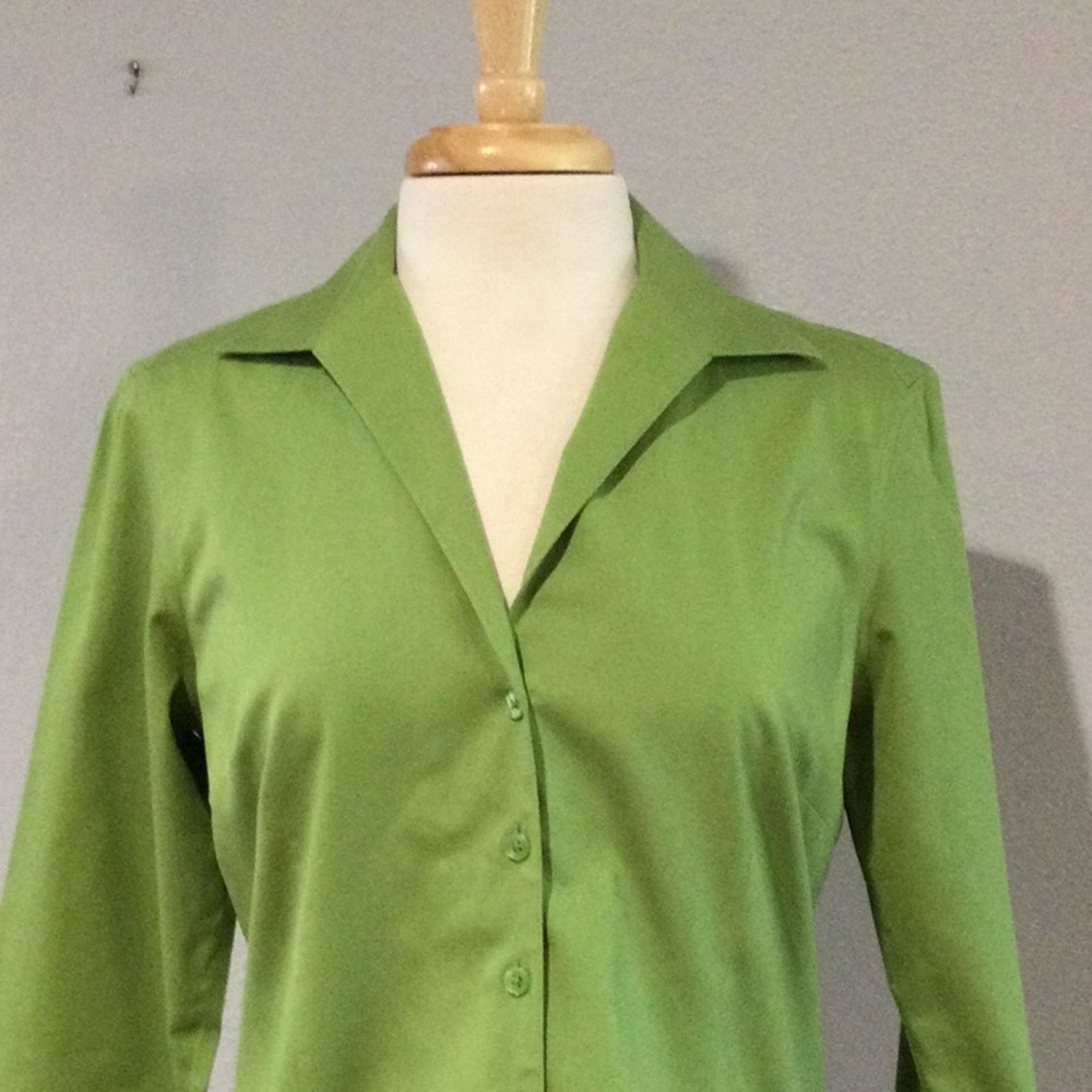 Jones New York Jones New York Green Button Front Collar No Iron Blouse Sz 8 Size M / US 6-8 / IT 42-44 - 2 Thumbnail