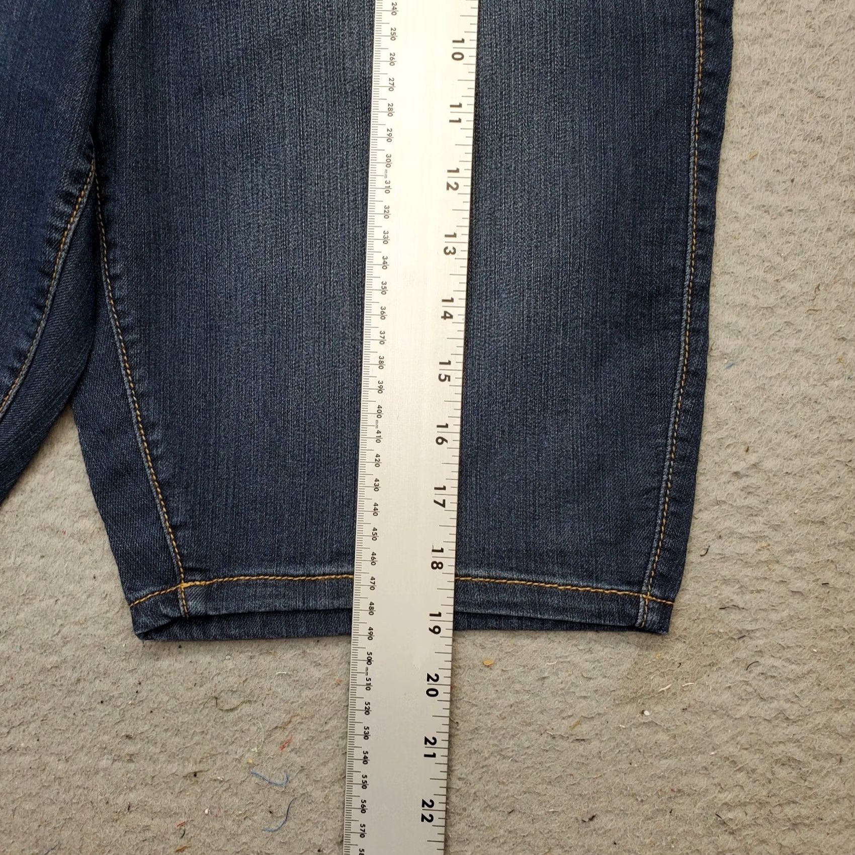 Torrid Torrid Bermuda Shorts Womens 0 Blue Denim Faded Stretch Pockets Inseam 10" Vintage: N/A Size 25" / US 0 / IT 36 - 3 Thumbnail
