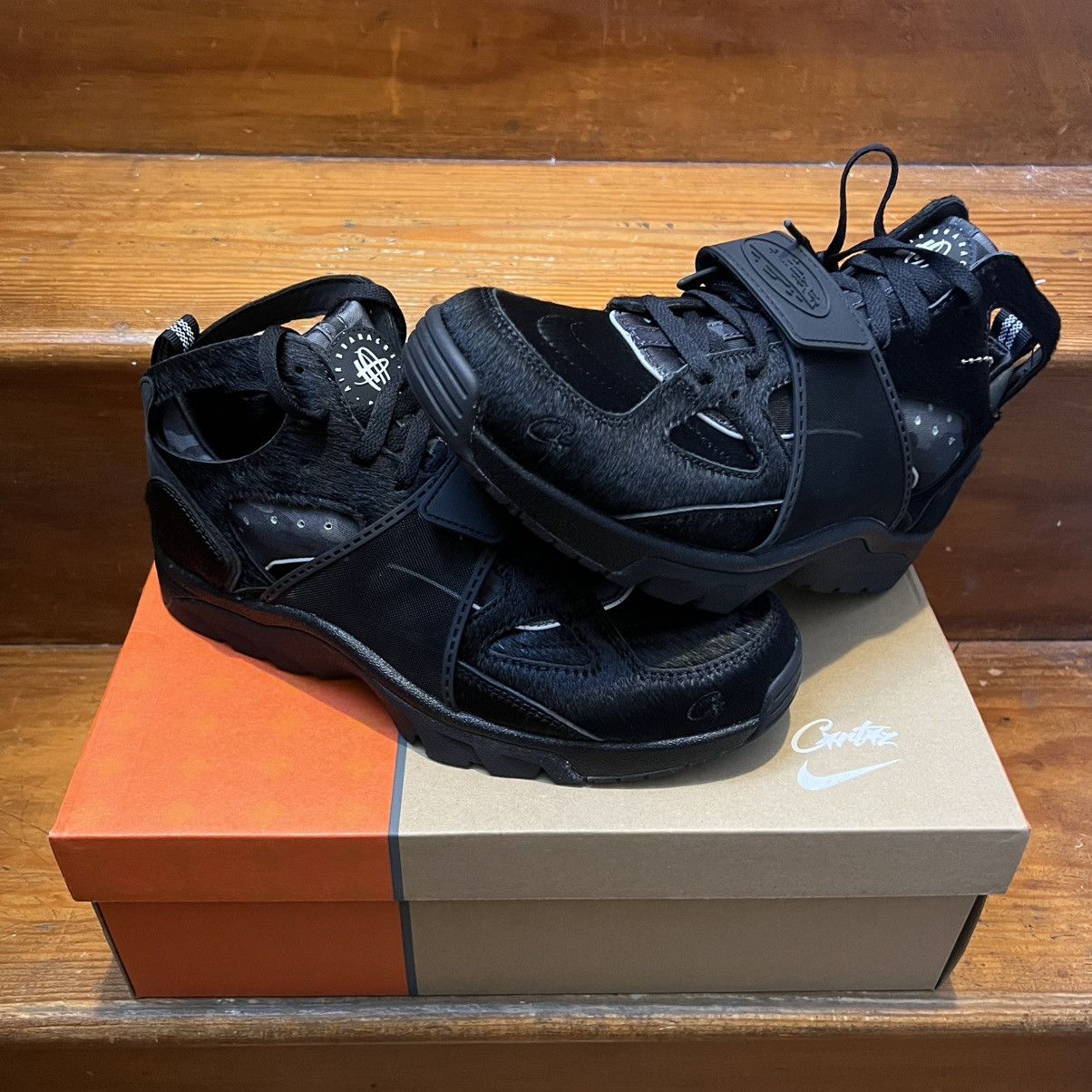 Corteiz × Nike CORTEIZ X NIKE AIR TRAINER HUARACHE BLACK Corteiz × Nike CORTEIZ X NIKE AIR TRAINER HUARACHE BLACK