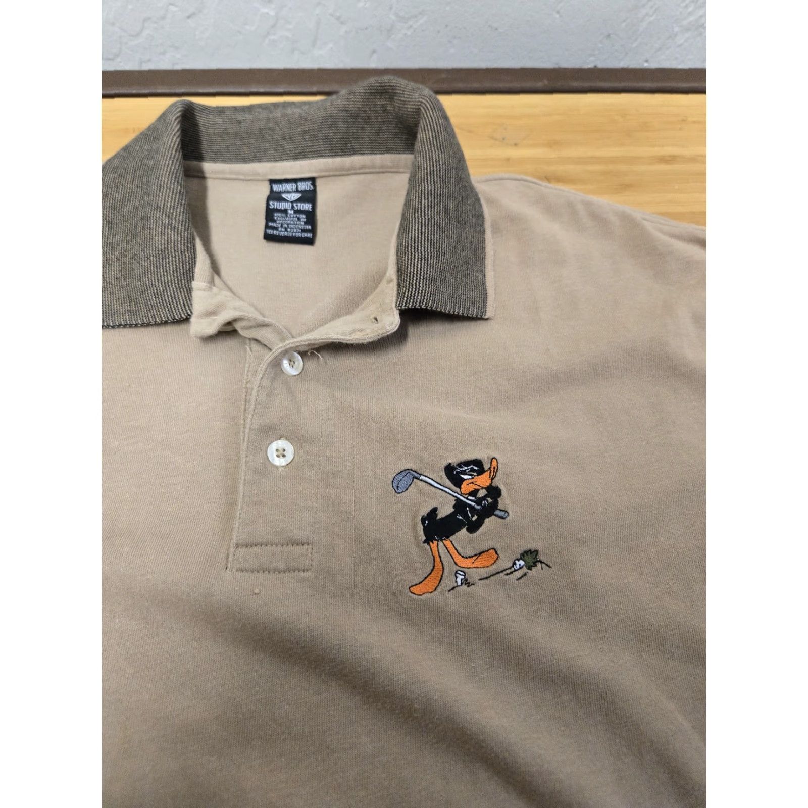 Vintage VINTAGE Warner Bros Daffy Duck Polo Shirt Mens M Golf Embroidered Casual Short Sleeve Beige 100% Cotton Brand: Warner Bros Studio Store Mens Size US M / EU 48-50 / 2 - 2 Thumbnail