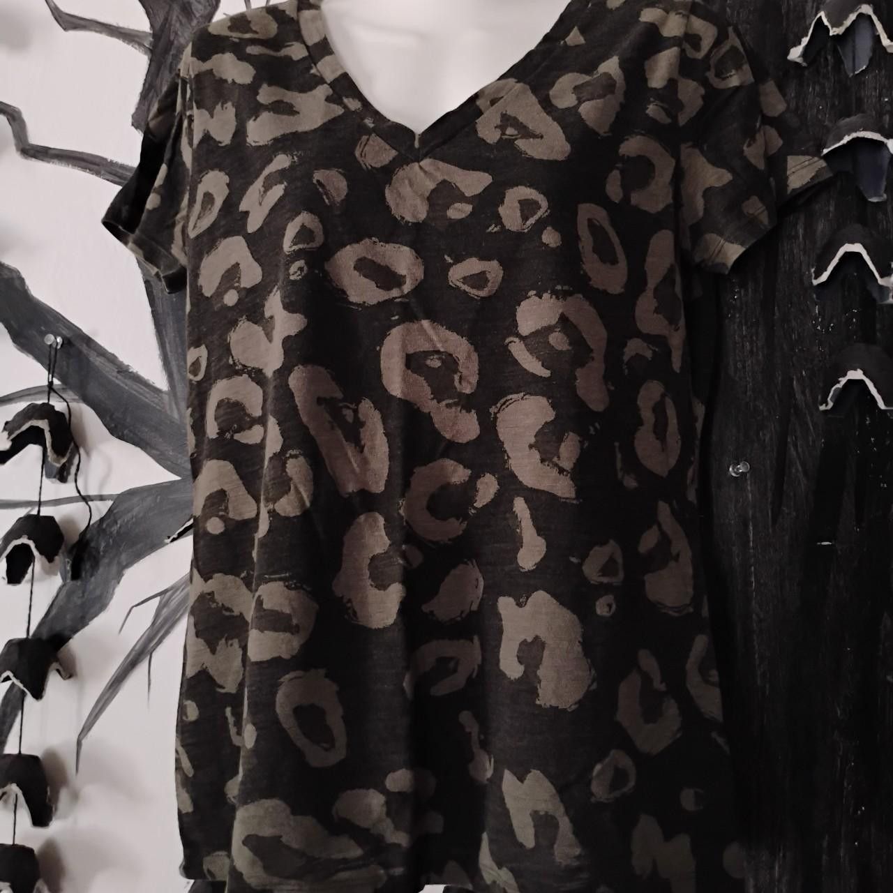 Mossimo Mossimo Supply Co. Leopard Cam Print Tee V-neck Tee sz Large Size L / US 10 / IT 46 - 1 Thumbnail