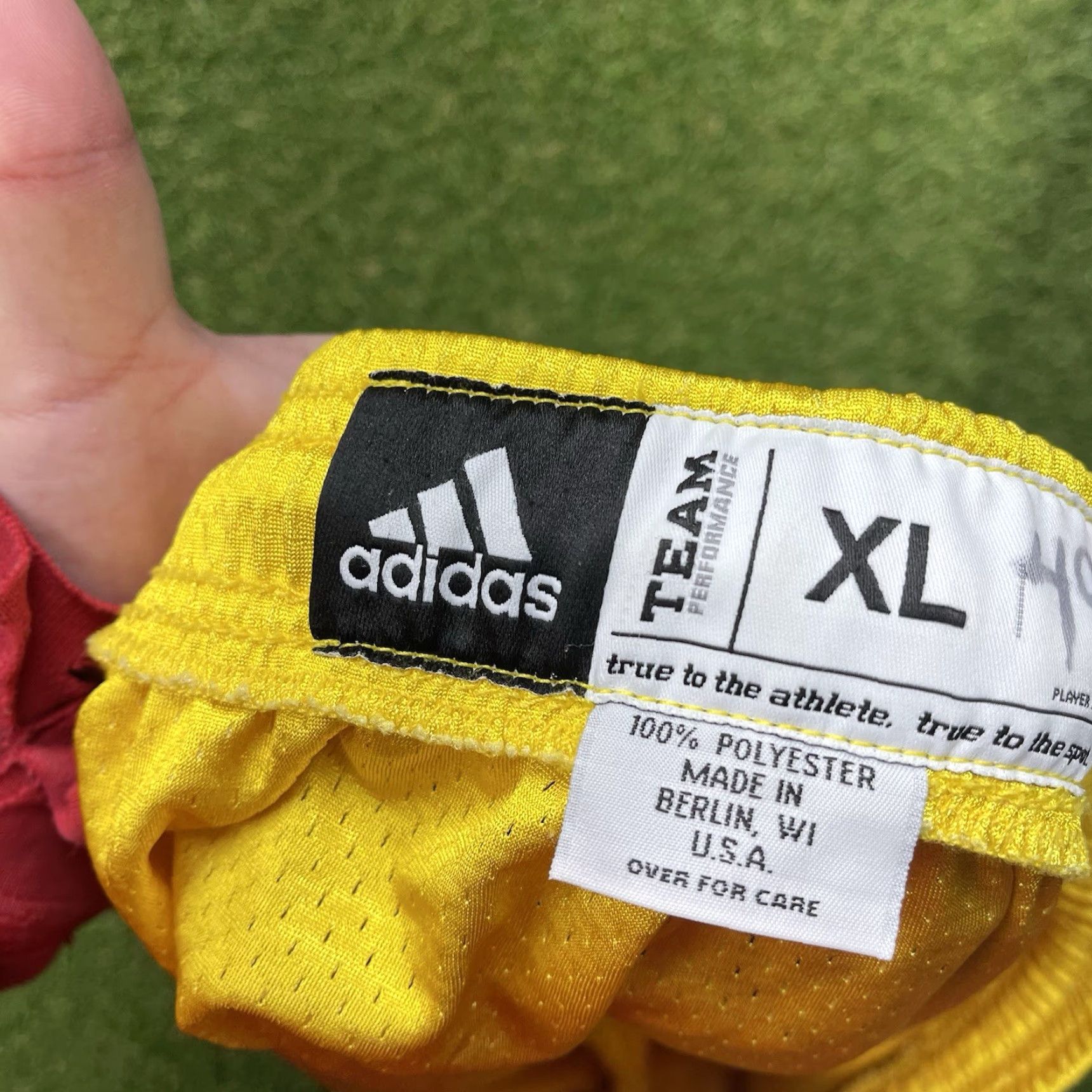 Adidas VINTAGE adidas Michigan Wolverines Shorts Mens XL Team Issued Basketball Y2K Size US 36 / EU 52 - 3 Thumbnail