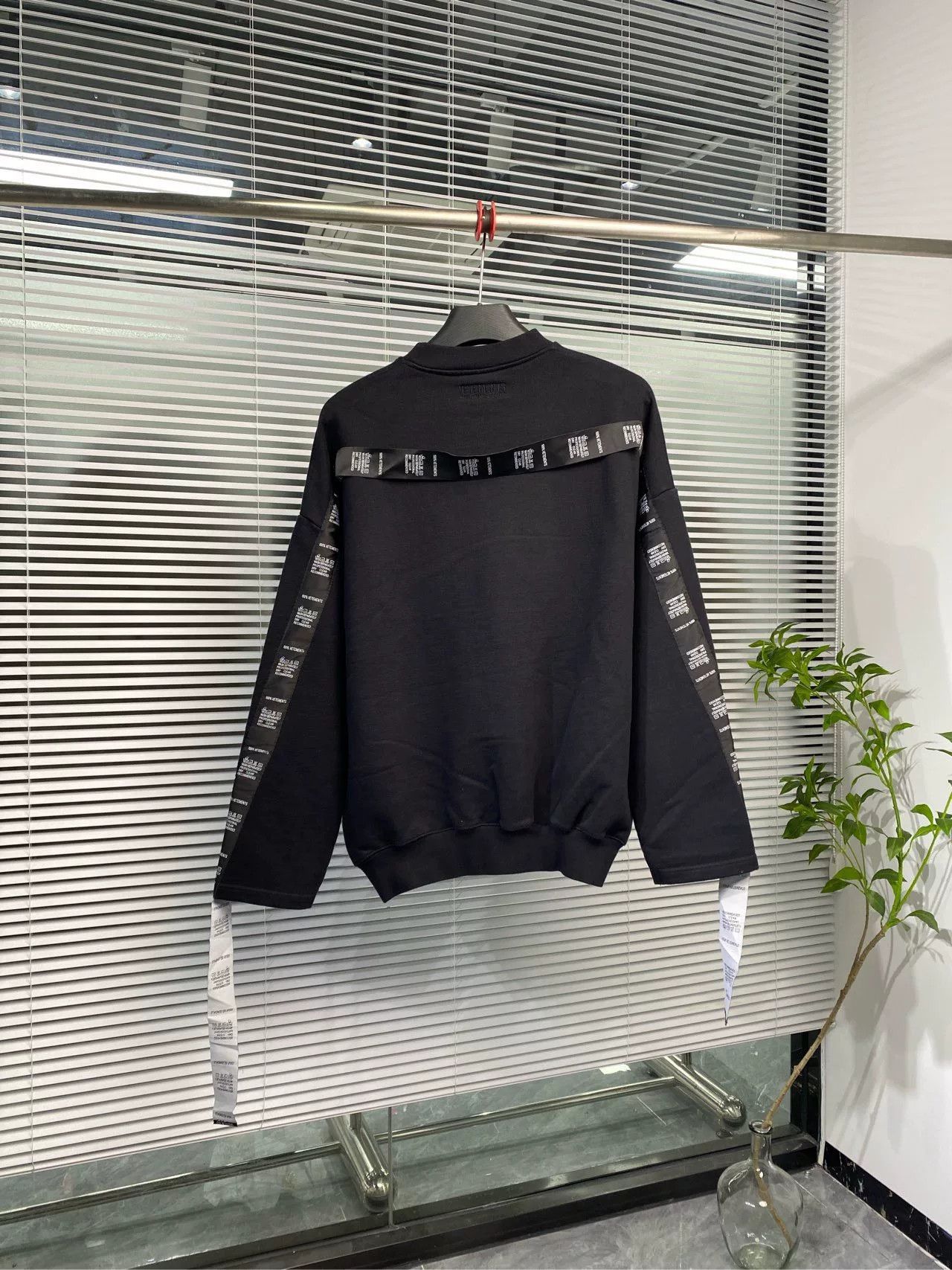 Vetements vetements black oversized sweatshirt with logo Size US S / EU 44-46 / 1 - 1 Thumbnail