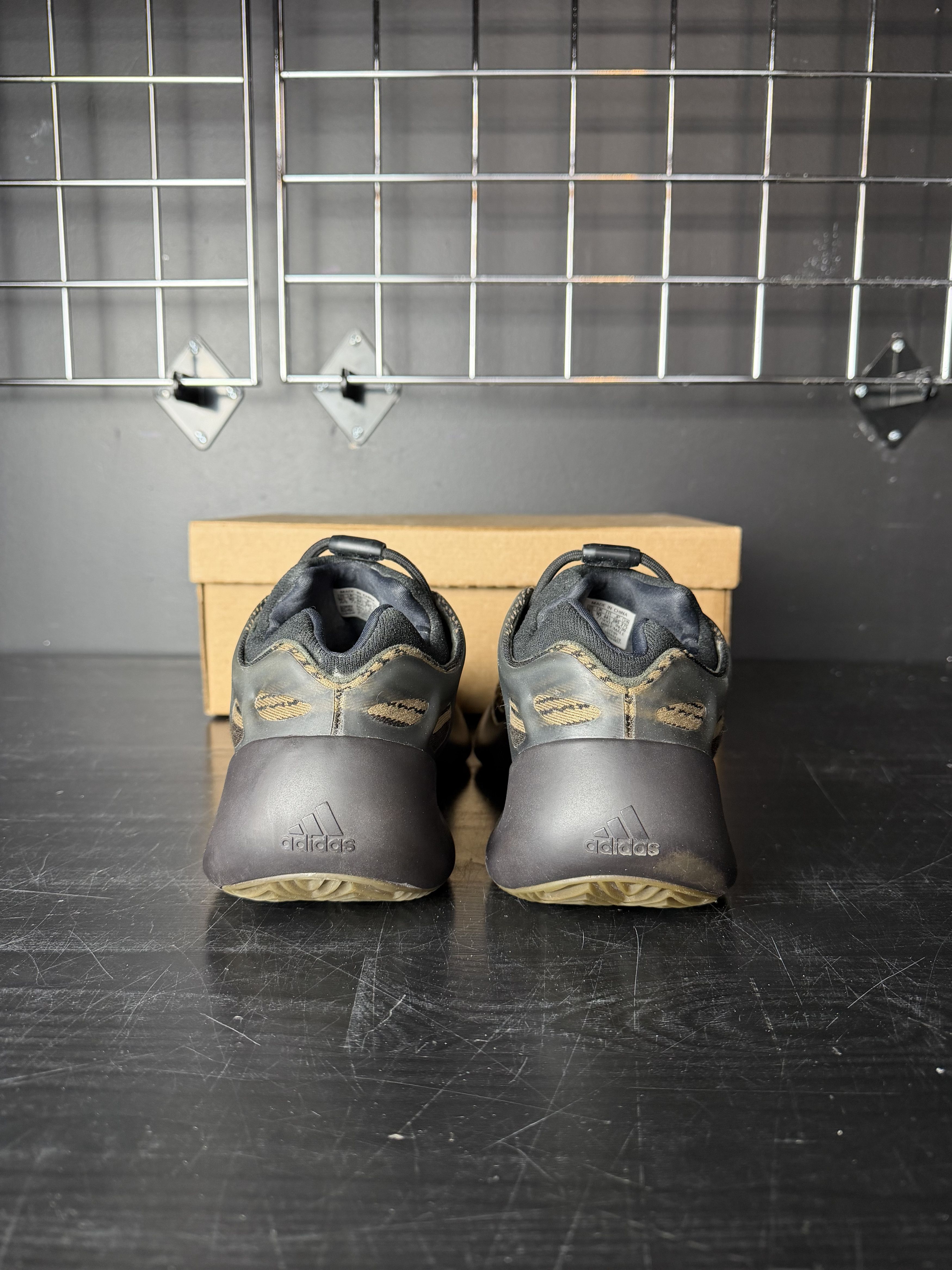 Adidas adidas Yeezy 700 V3 "Clay Brown" **PRE-OWNED** REP. BOX Size US 10.5 / EU 43-44 - 6 Thumbnail