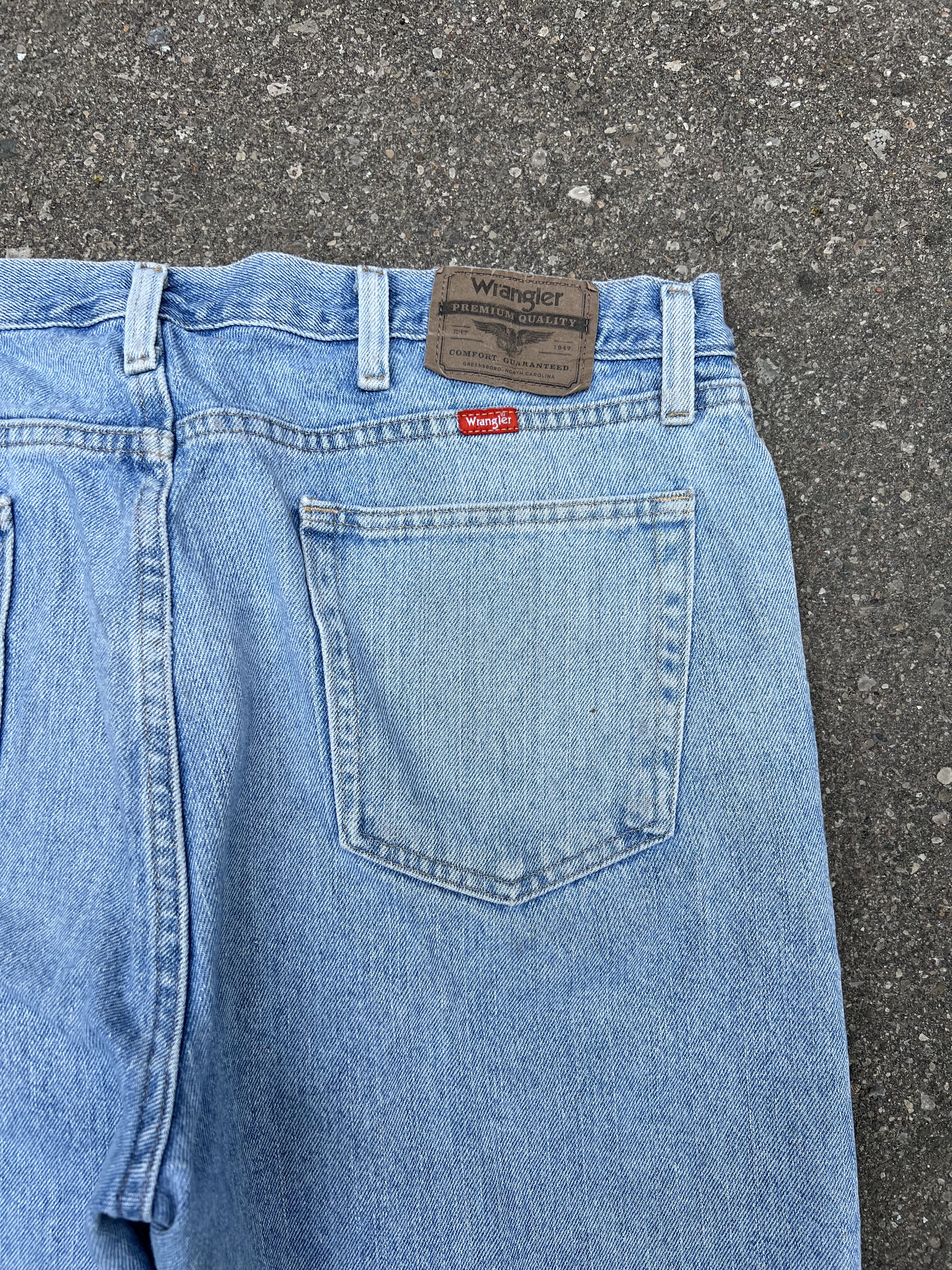 Vintage × Wrangler 2000's Wrangler Relaxed Fit Light Wash Denim Jean Shorts Size US 36 / EU 52 - 4 Thumbnail