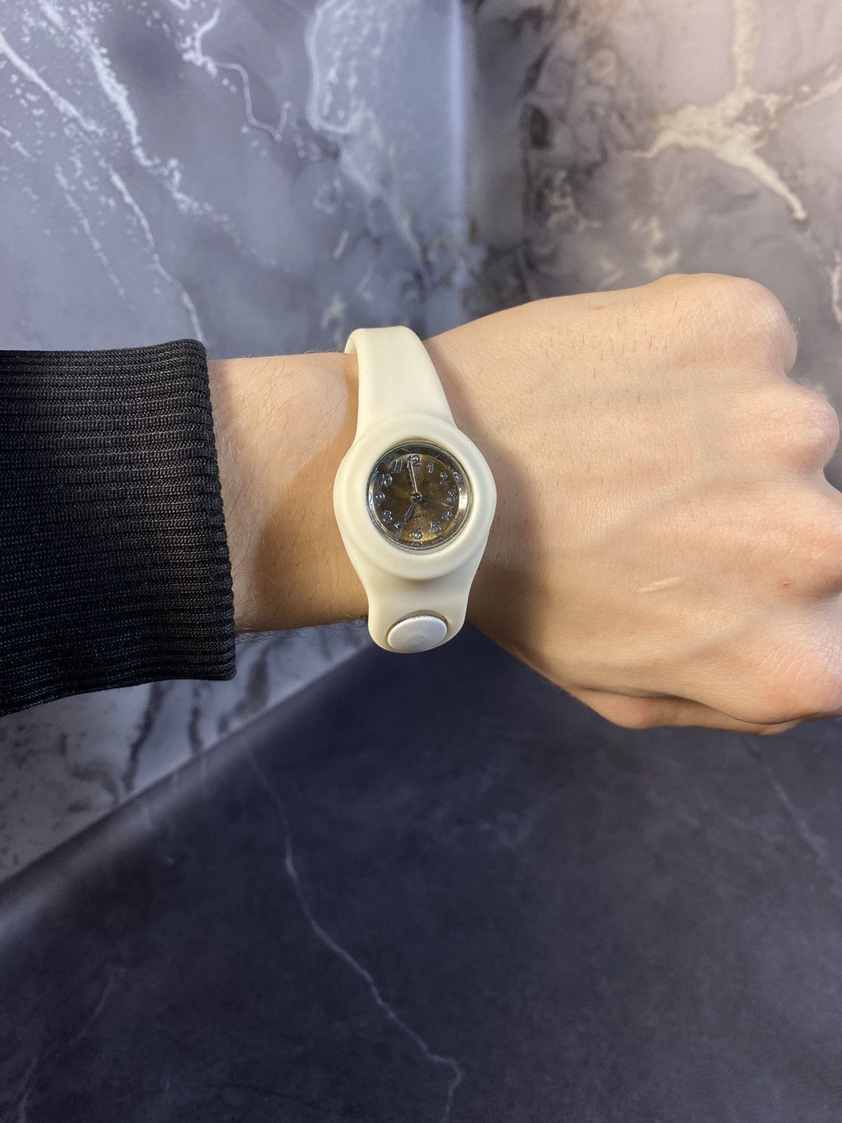 Jewelry × Vintage Minimalist Cream Silicone Strap Watch Japanese Brand Size ONE SIZE - 1 Thumbnail