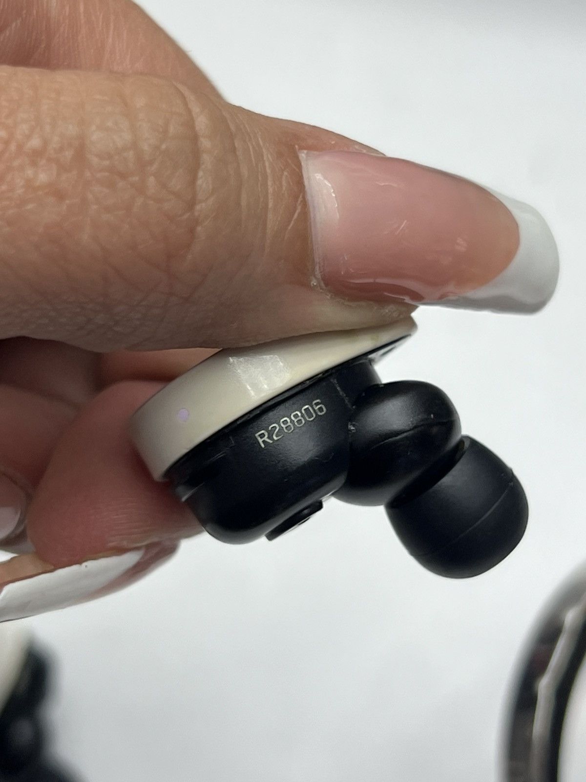 Louis Vuitton Louis Vuitton Earphones Size ONE SIZE - 9 Thumbnail