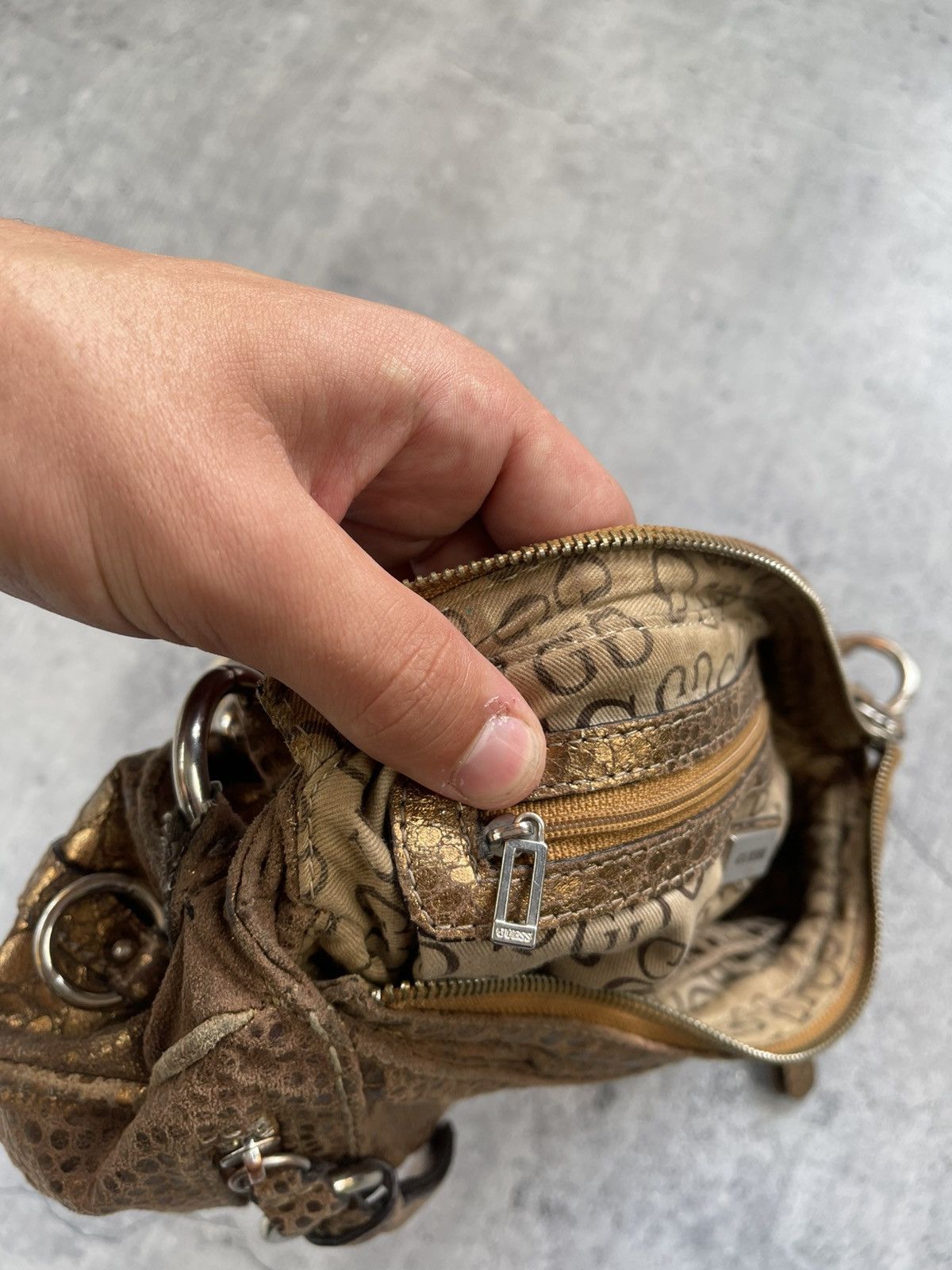 Guess × Japanese Brand × Vintage Rare🔥🔥Vintage monogram GUESS hobo bag Size ONE SIZE - 10 Thumbnail