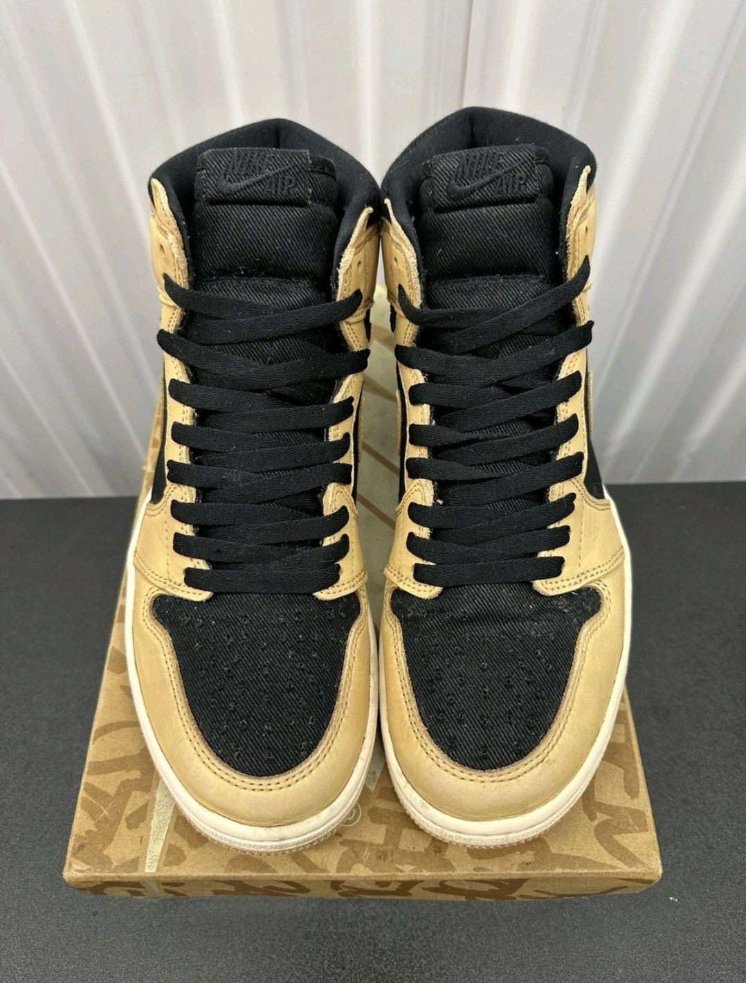 Jordan Brand Nike Air Jordan Retro 1 High OG Heirloom Size 9 Men Size US 9 / EU 42 - 2 Thumbnail