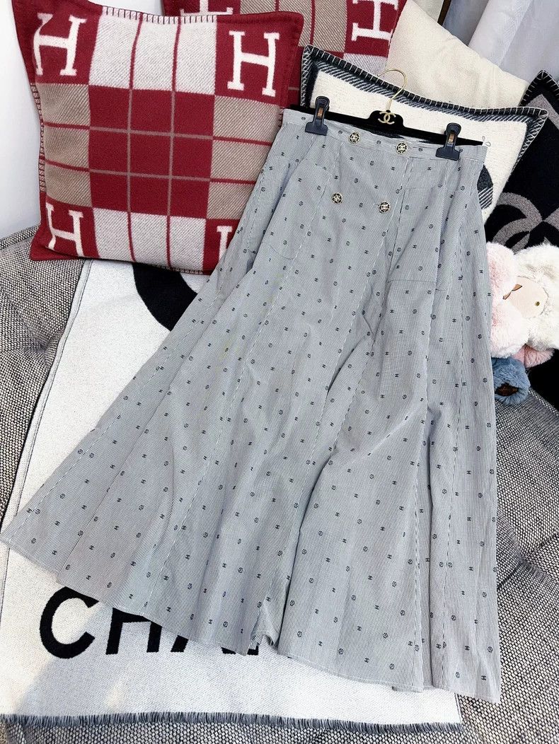 Chanel Chanel 24p gray thin striped diamond buckle full logo skir Size 25" / US 0 / IT 36 - 1 Thumbnail