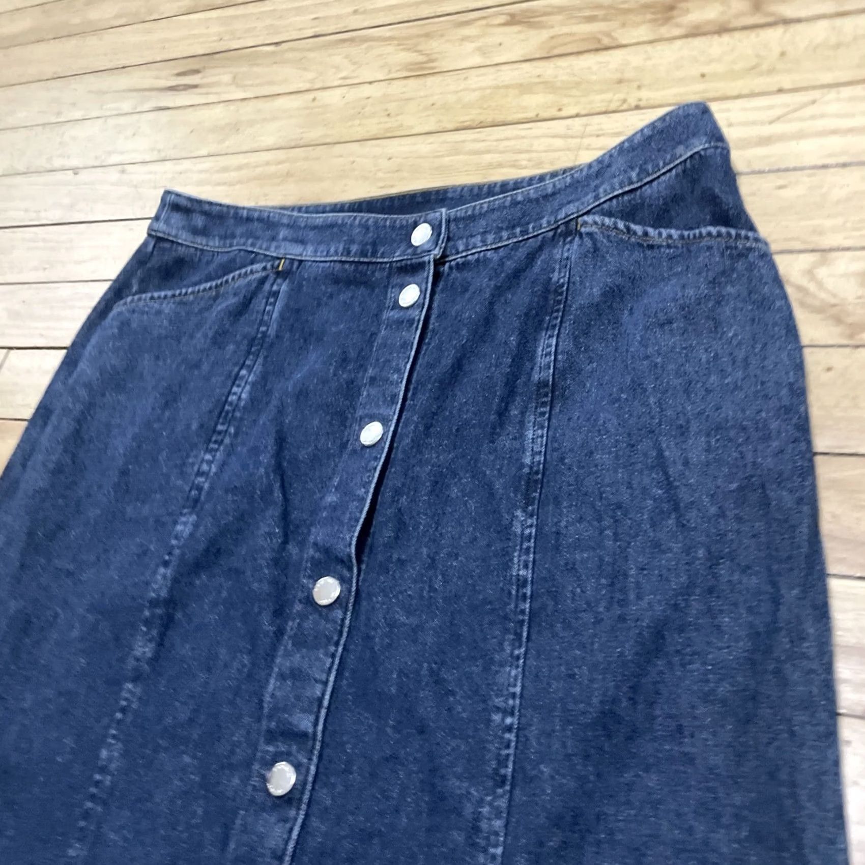 Jones New York VINTAGE Jones New York Sport Denim Maxi Skirt Women 8 Pockets Snap Front 90s Blue Size 30" / US 8 / IT 44 - 4 Thumbnail