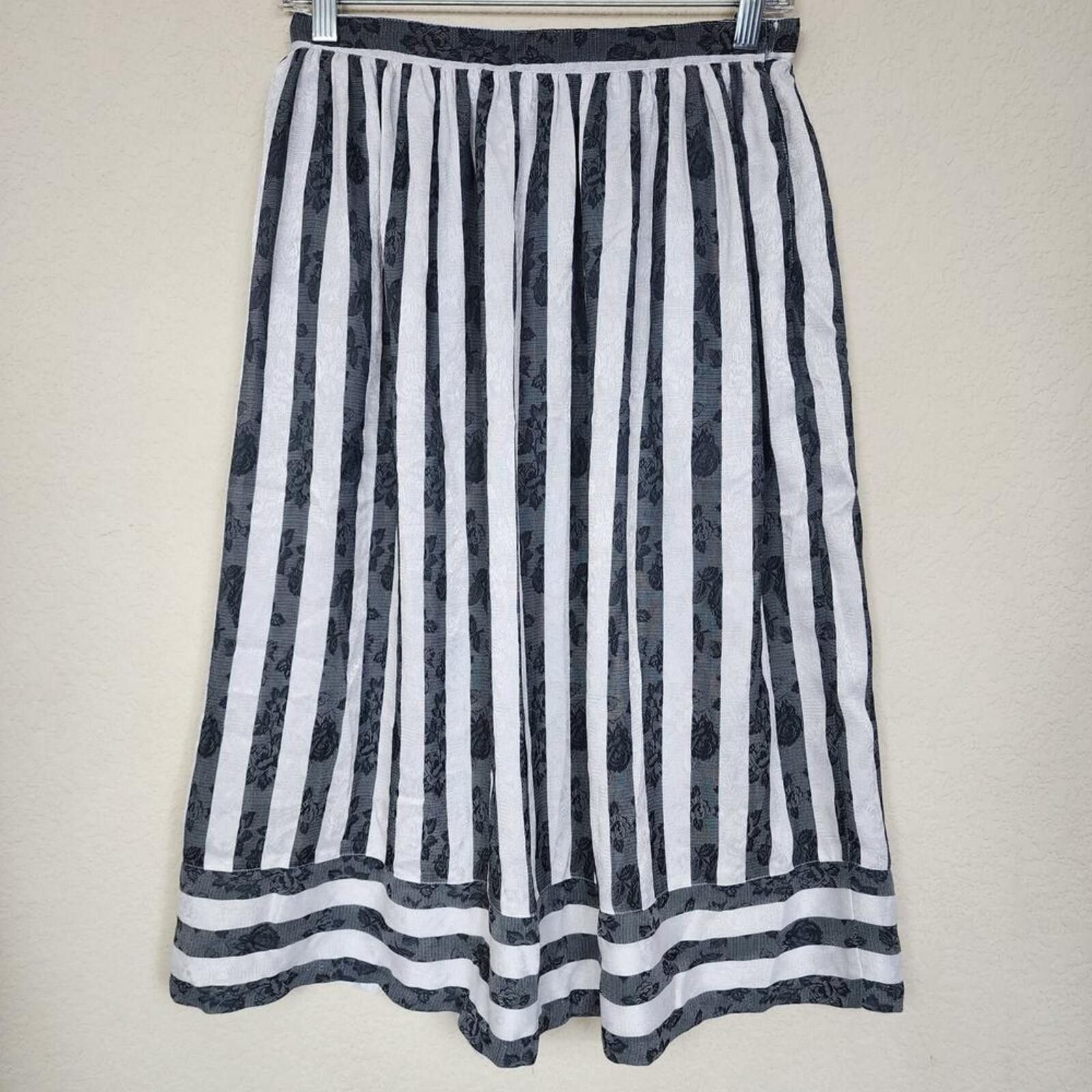 Other Act III Size 10 Pinstripe Floral Skirt Size 32" / US 10 / IT 46 - 1 Thumbnail