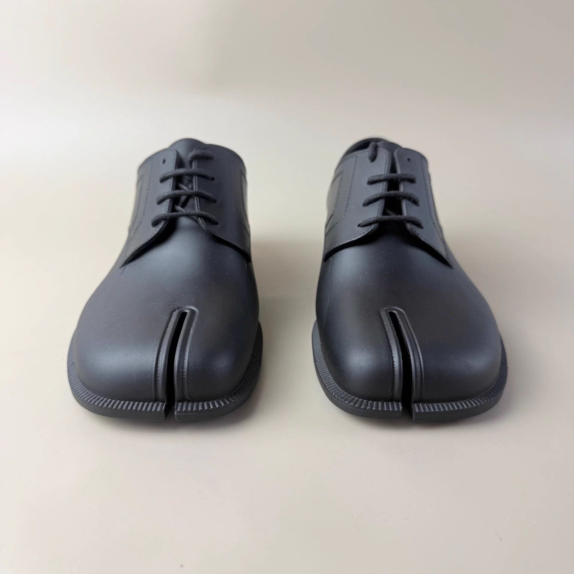 Maison Margiela Maison Margiela black low heel Tabi shoes EUR 35 mint Size US 4 / IT 34 - 2 Thumbnail