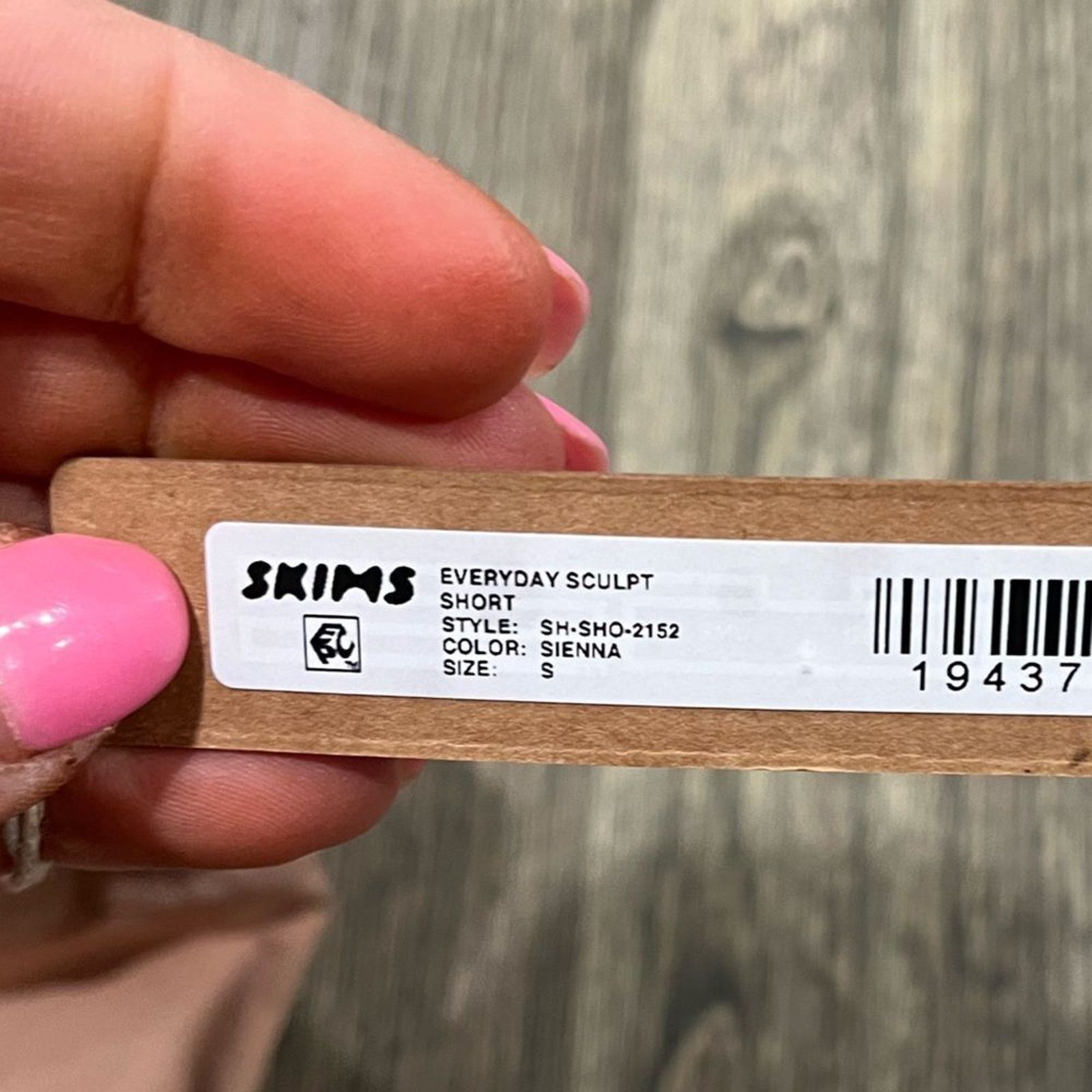 SKIMS NWT Skims Everyday Sculpt High-Waisted Mid Thigh Shorts Size ONE SIZE - 4 Thumbnail