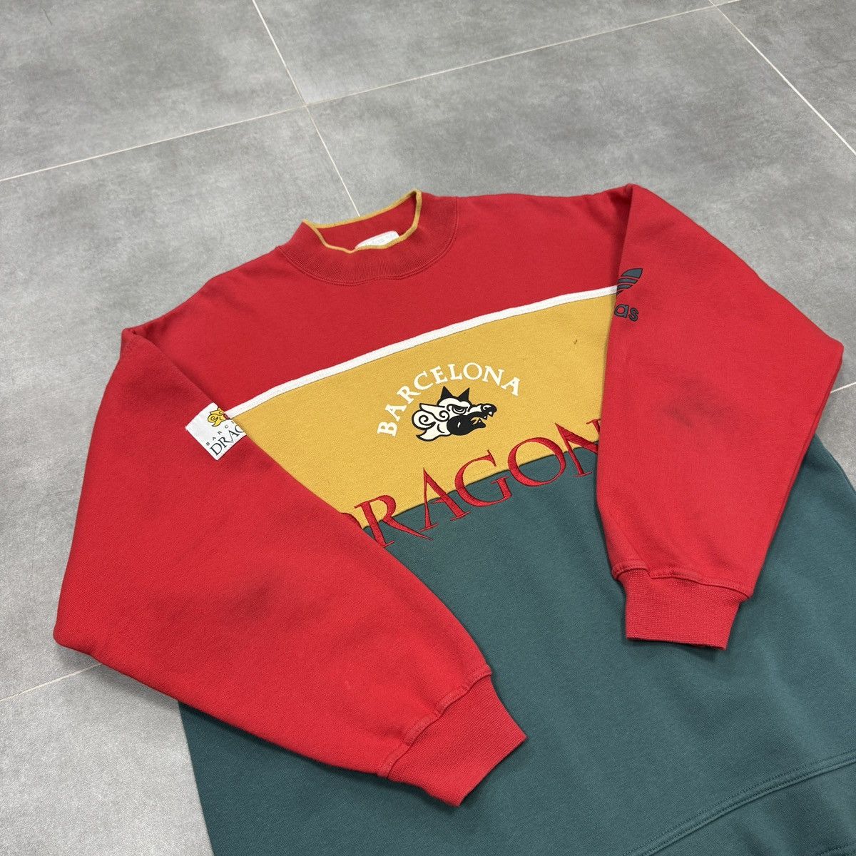 Adidas Vintage Adidas Barcelona Dragons NFL 90s Sweatshirt Men Size US L / EU 52-54 / 3 - 12 Thumbnail