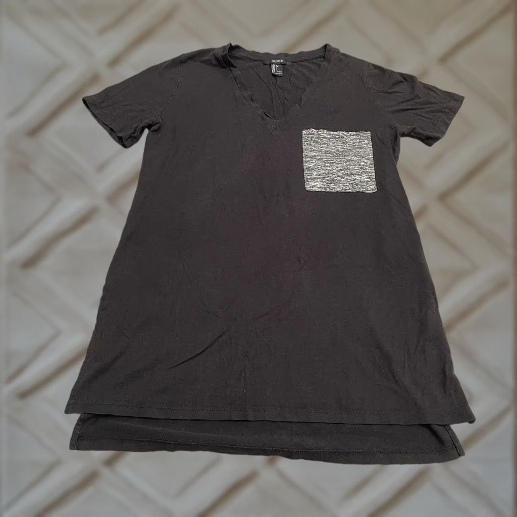Forever 21 FOREVER 21 Tunic T-Shirt Womens Small Black Gray V-Neck Short Sleeve Pocket Tee Size S / US 4 / IT 40 - 1 Thumbnail
