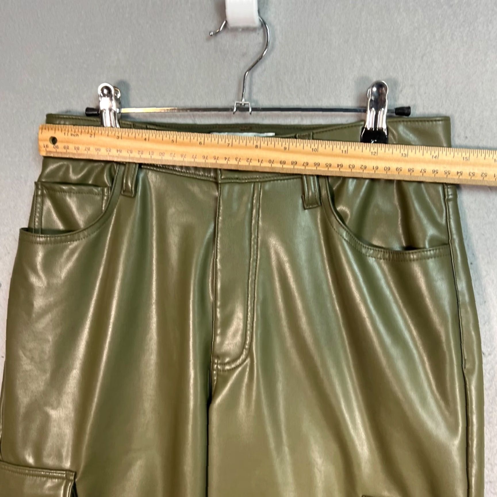 Abercrombie & Fitch Abercrombie & Fitch 90s Relaxed High Rise Faux Leather Cargo Pants Green Size 8 Size 30" / US 8 / IT 44 - 5 Thumbnail
