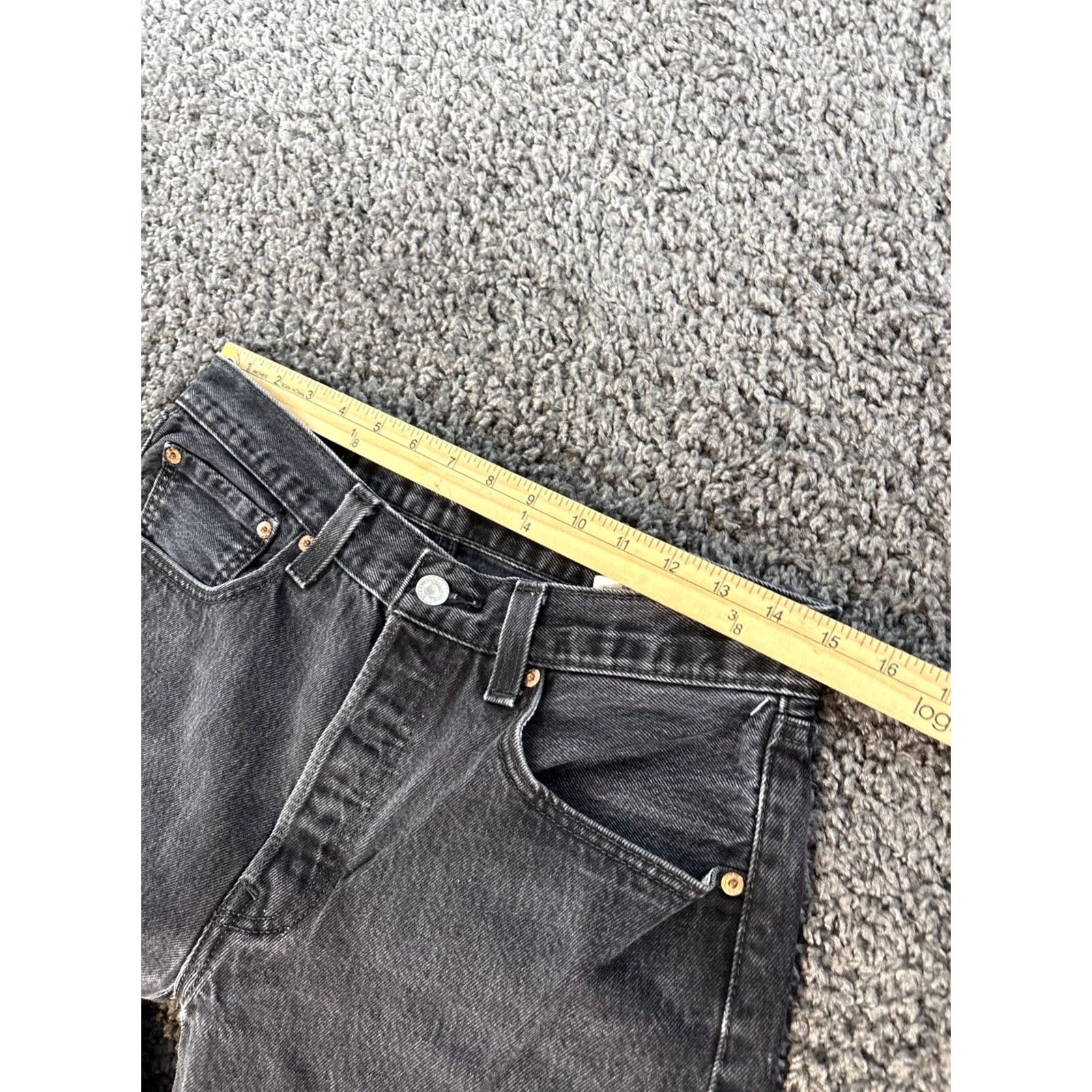 Denime VINTAGE Levi’s 501 Black Denim Jeans Men’s 30x28 1990s Dark Wash Button Fly Jeans Mens Size US 30 / EU 46 - 4 Thumbnail