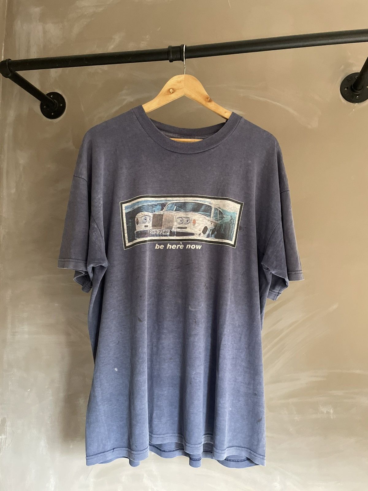 Band Tees Thrashed 90s Vintage Oasis Be Here Now Band T-shirt Size US XL / EU 56 / 4 - 1 Thumbnail