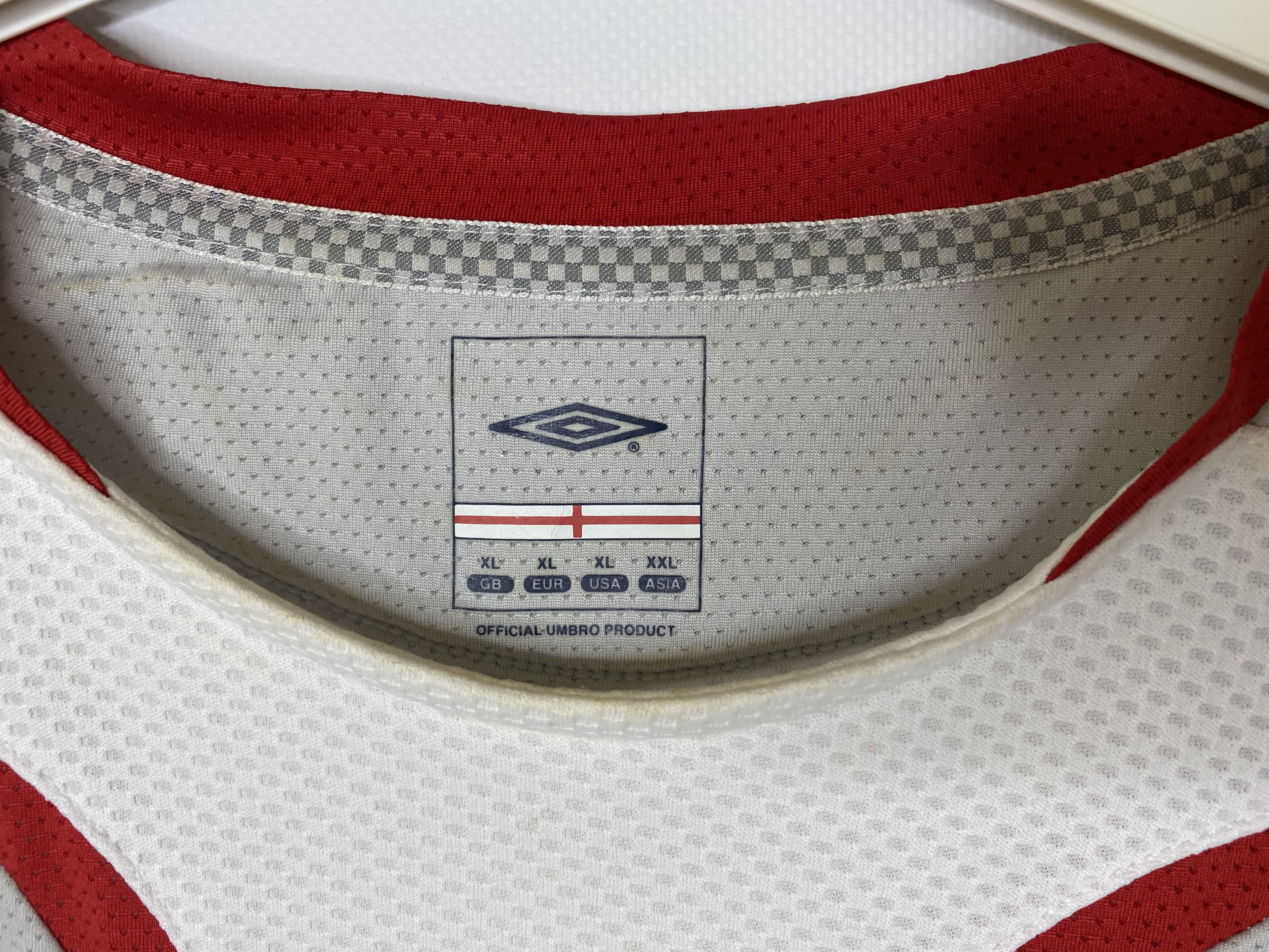 Umbro ENGLAND TEAM 2006 TRAINING VEST FOOTBALL SHIRT SOCCER JERSEY Size US XL / EU 56 / 4 - 5 Thumbnail