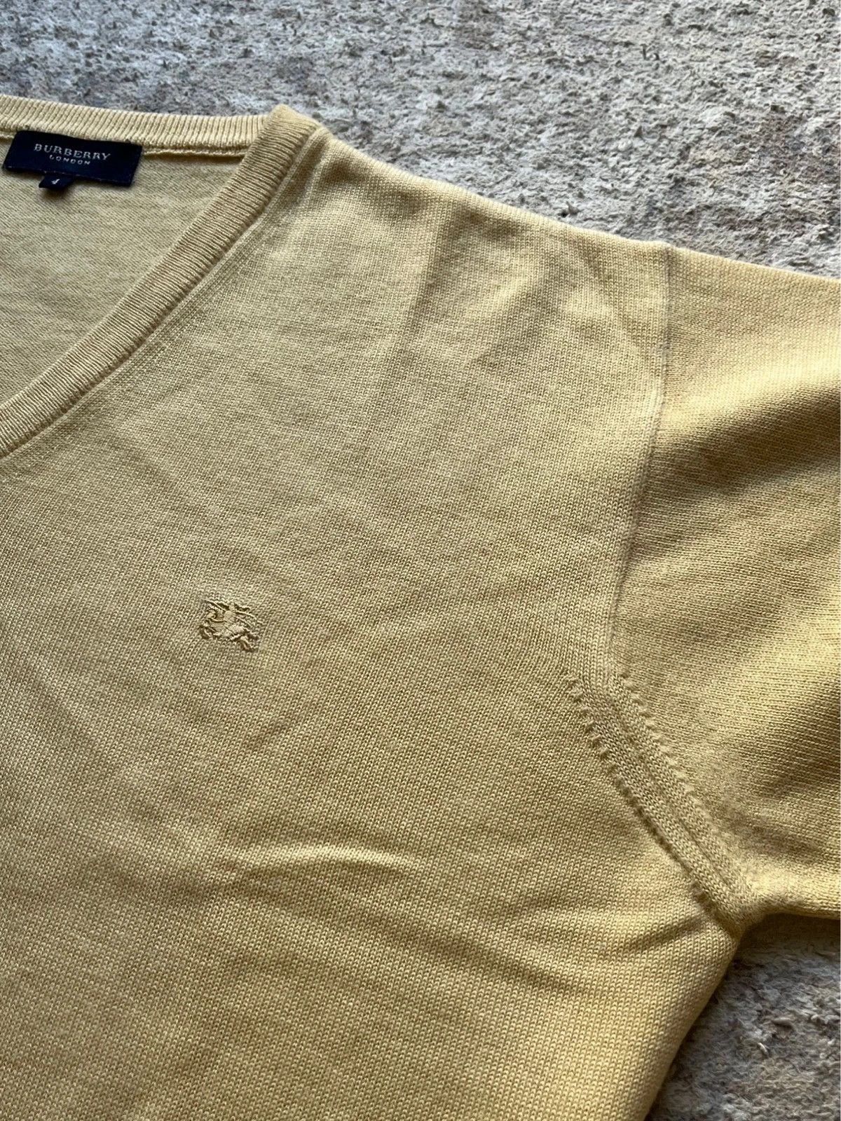 Burberry Burberry London Size 4 / S V Neck Sweater Size US S / EU 44-46 / 1 - 3 Thumbnail