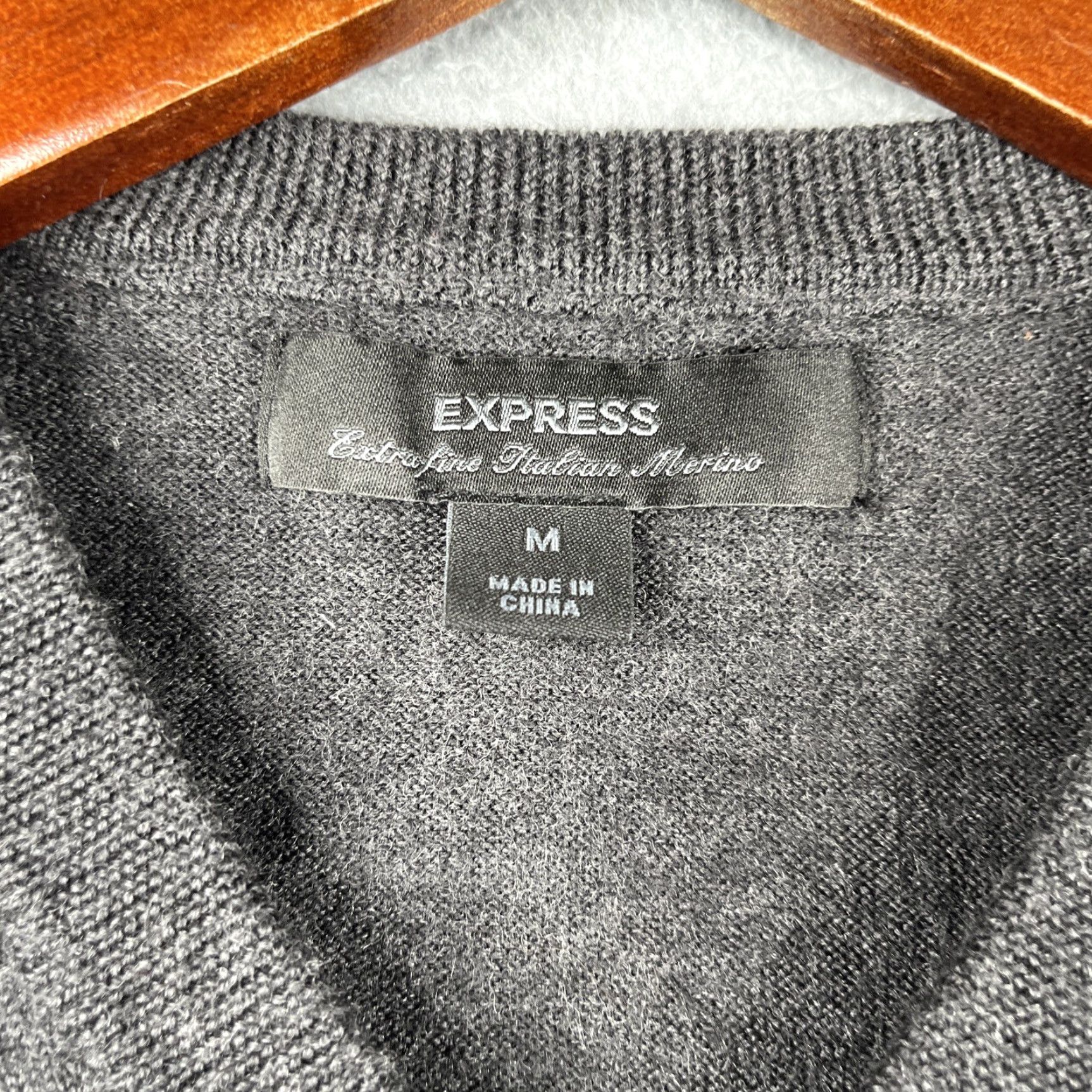 Express Express Murino Wool Sweater Mens Medium Charcoal Grey V-Neck Pullover Knit Italian Theme Size US M / EU 48-50 / 2 - 4 Thumbnail