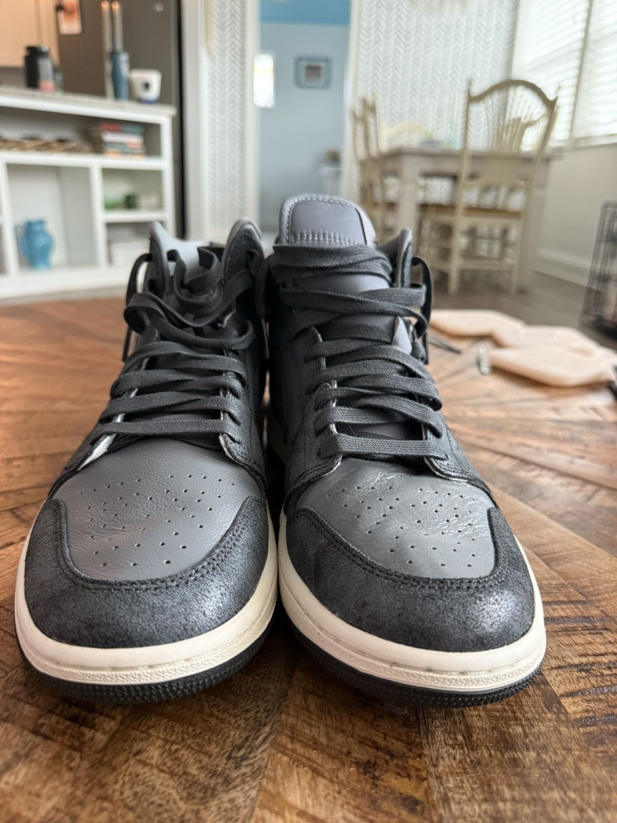 Jordan Brand Air Jordan 1 mid se women’s Size US 11 / EU 44 - 3 Thumbnail